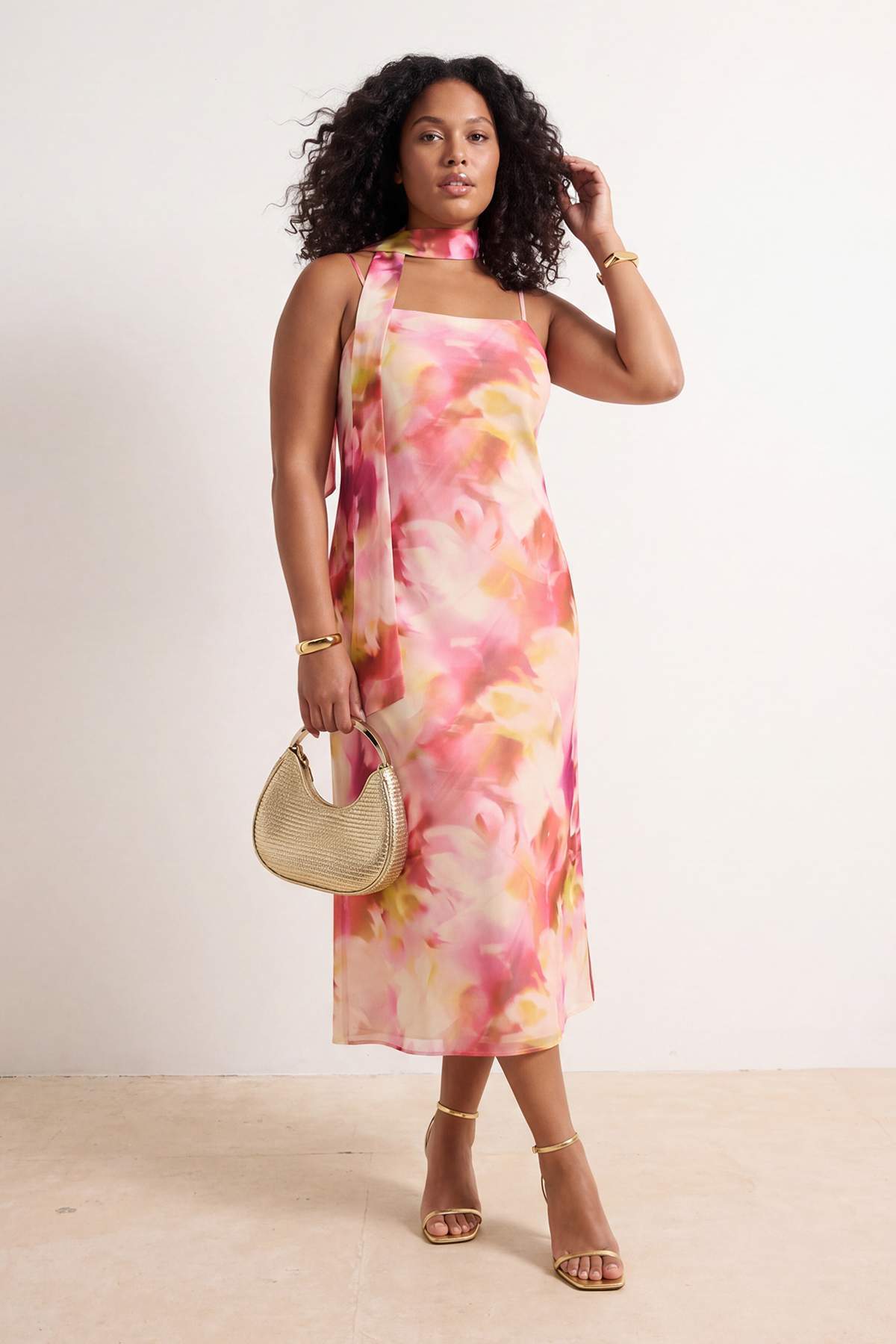 Trendyol Curve Mehrfarbiges, gewebtes Chiffon-Kleid in Übergröße TBBSS26AH00192