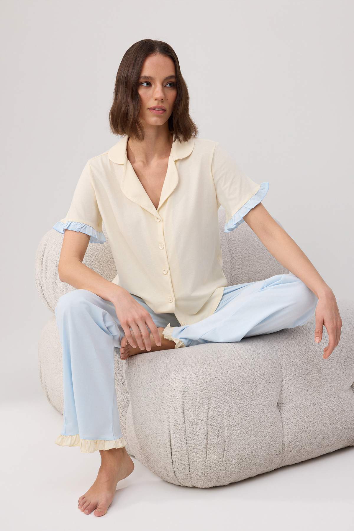 Trendyolmilla Ekru-Mavi %100 Pamuklu Fırfır Detaylı Örme Pijama Takımı THMSS24PT00223
