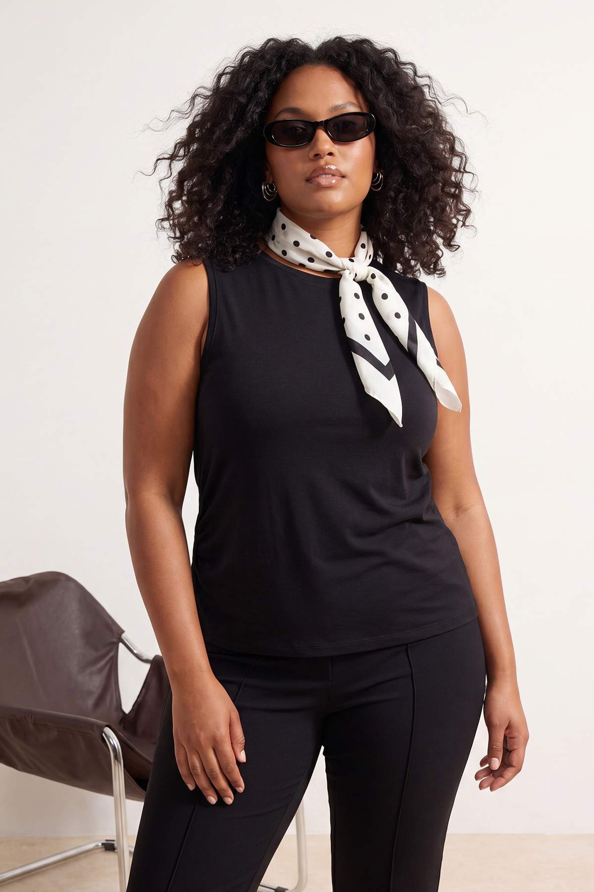 Trendyolmilla Curve Siyah Fitted/Vücuda Oturan Kayık Yaka Kolsuz Yumuşak Örme Bluz TBBSS26AF00249