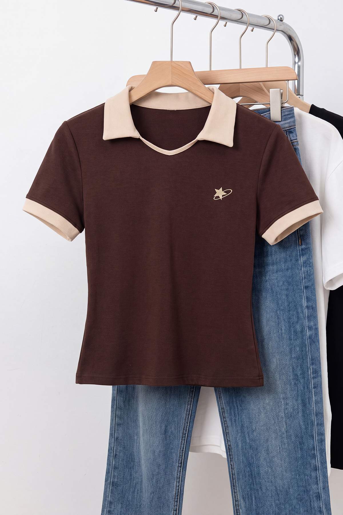 Trendyolmilla Kahverengi Nakışlı / İşlemeli Regular Polo Yaka Kısa İnterlok Örme T-Shirt TWOSS26TS00359
