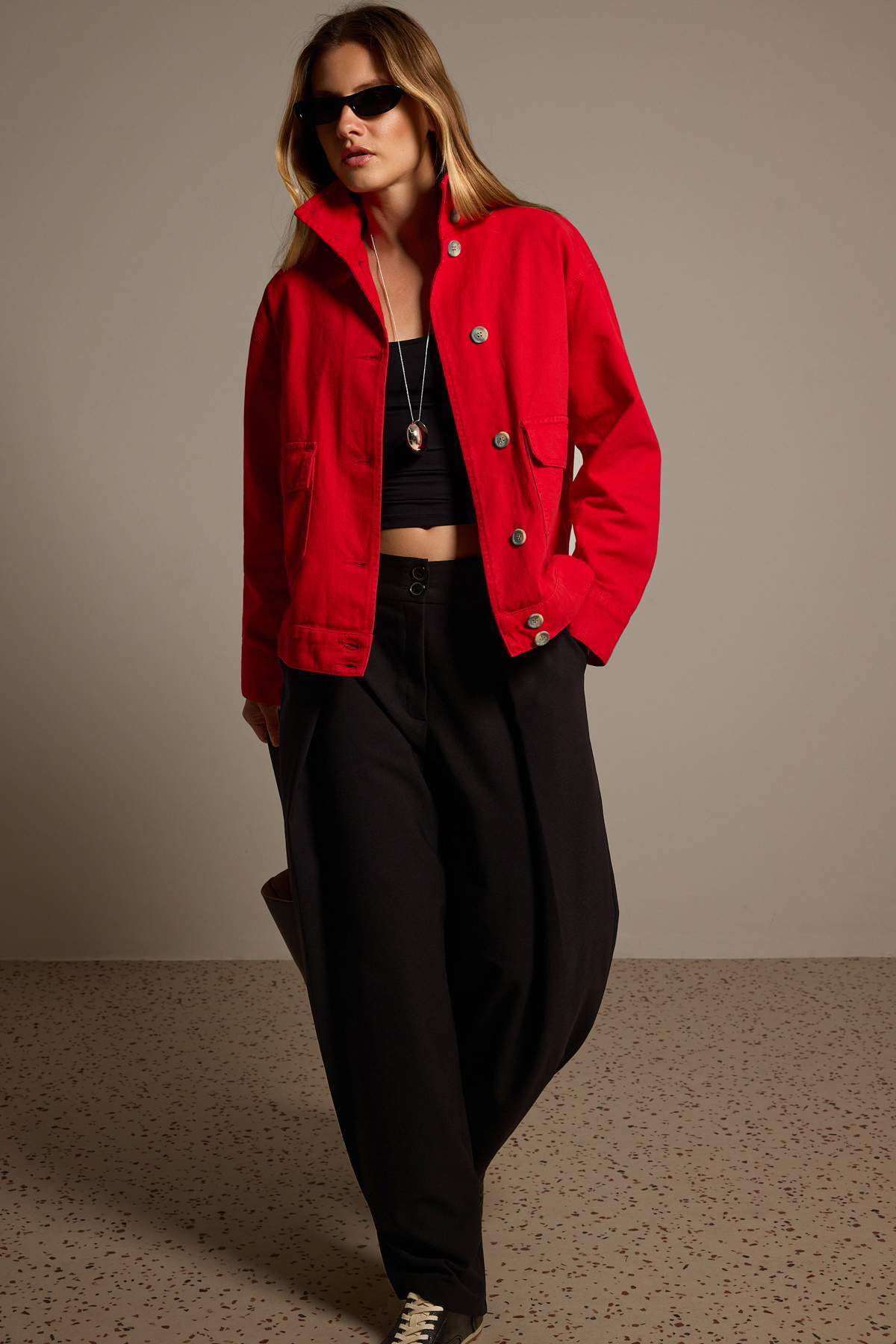 Trendyol Kollektion Rote Oversize-Jeansjacke mit Stehkragen TWOAW27CE00008