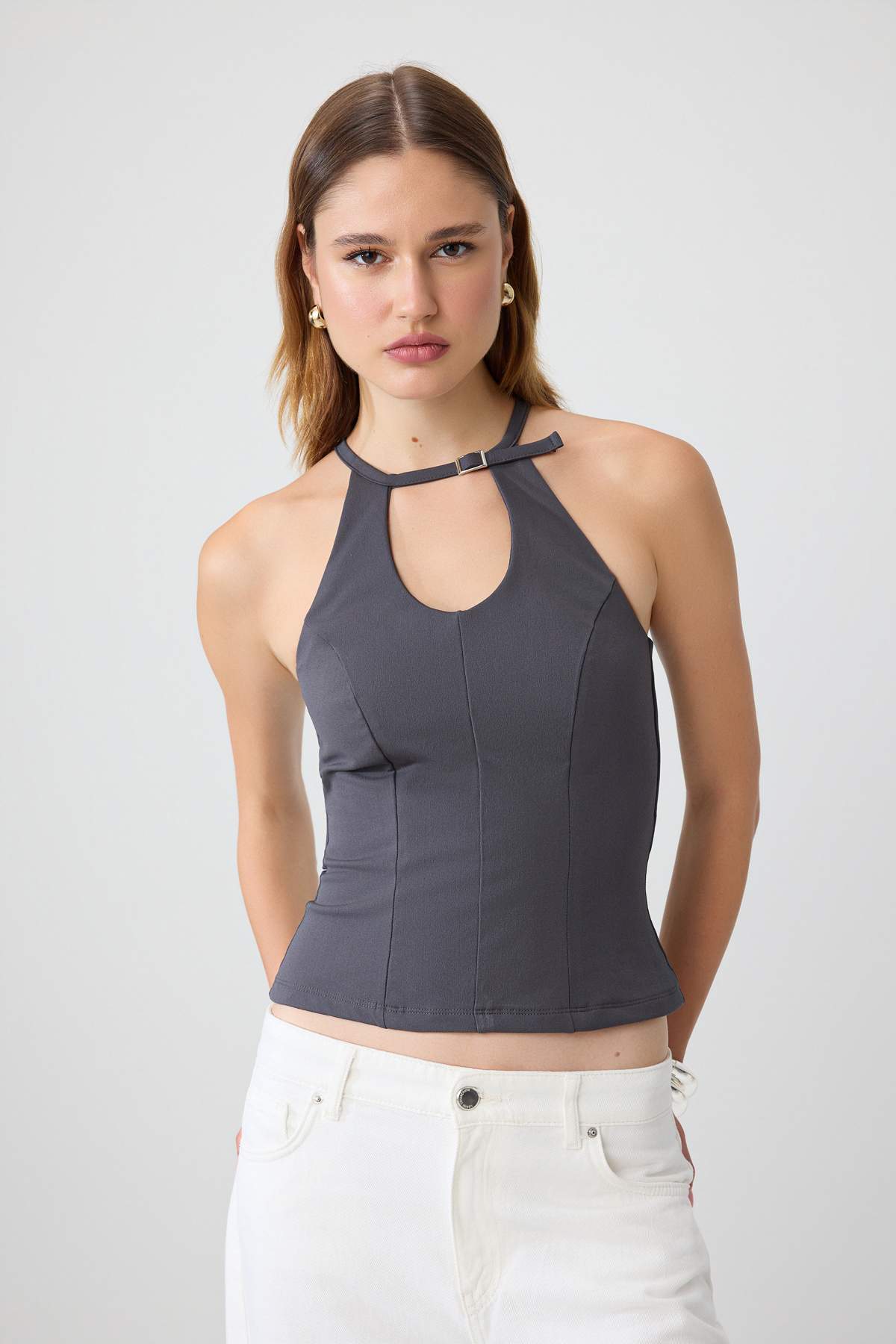 Trendyolmilla Antrasit Düz Fitted Anahtar Deliği Yaka Aksesuar Detaylı Paper Touch Örme Bluz TWOSS26BZ00982