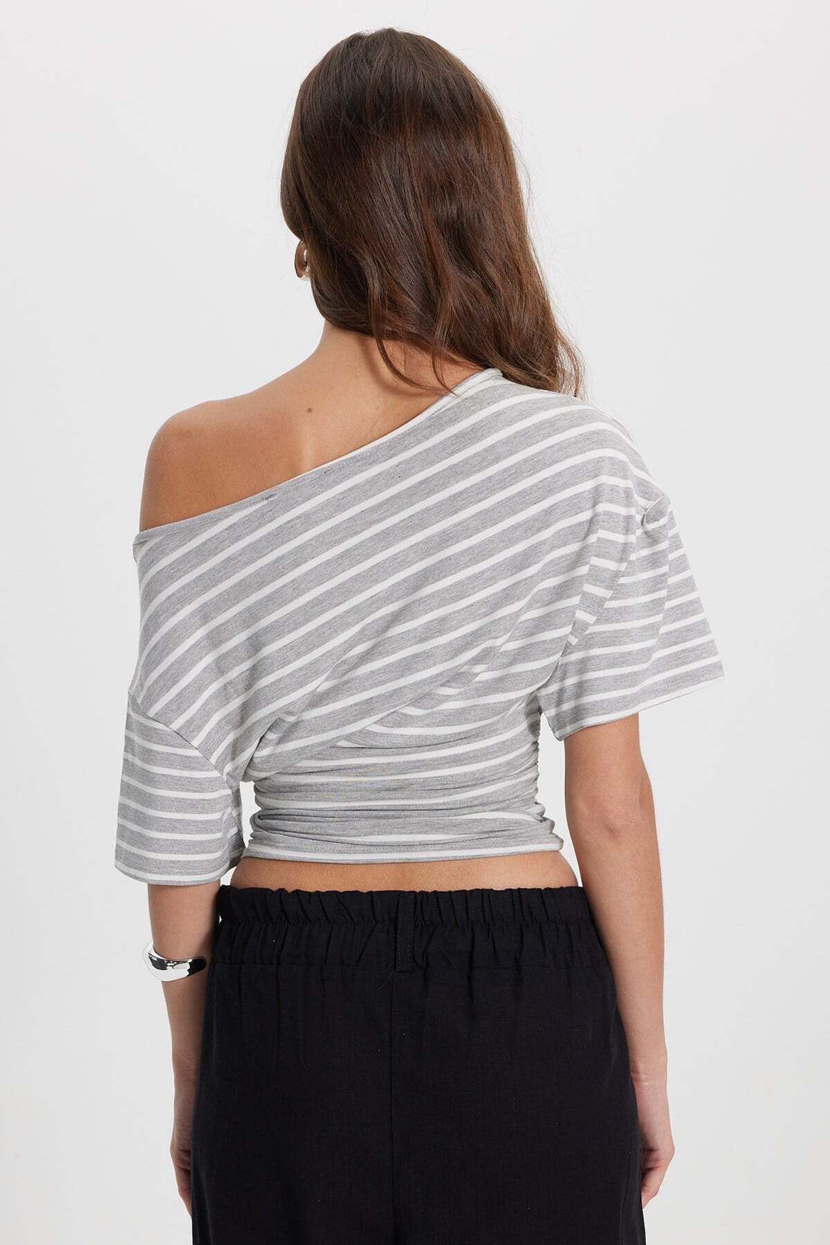 Tudors Kadın Regular Fit Klasik Kesim Asimetrik Yaka Yarasa Kol Çizgili Likralı Gri Viskon Crop Bluz görsel 6