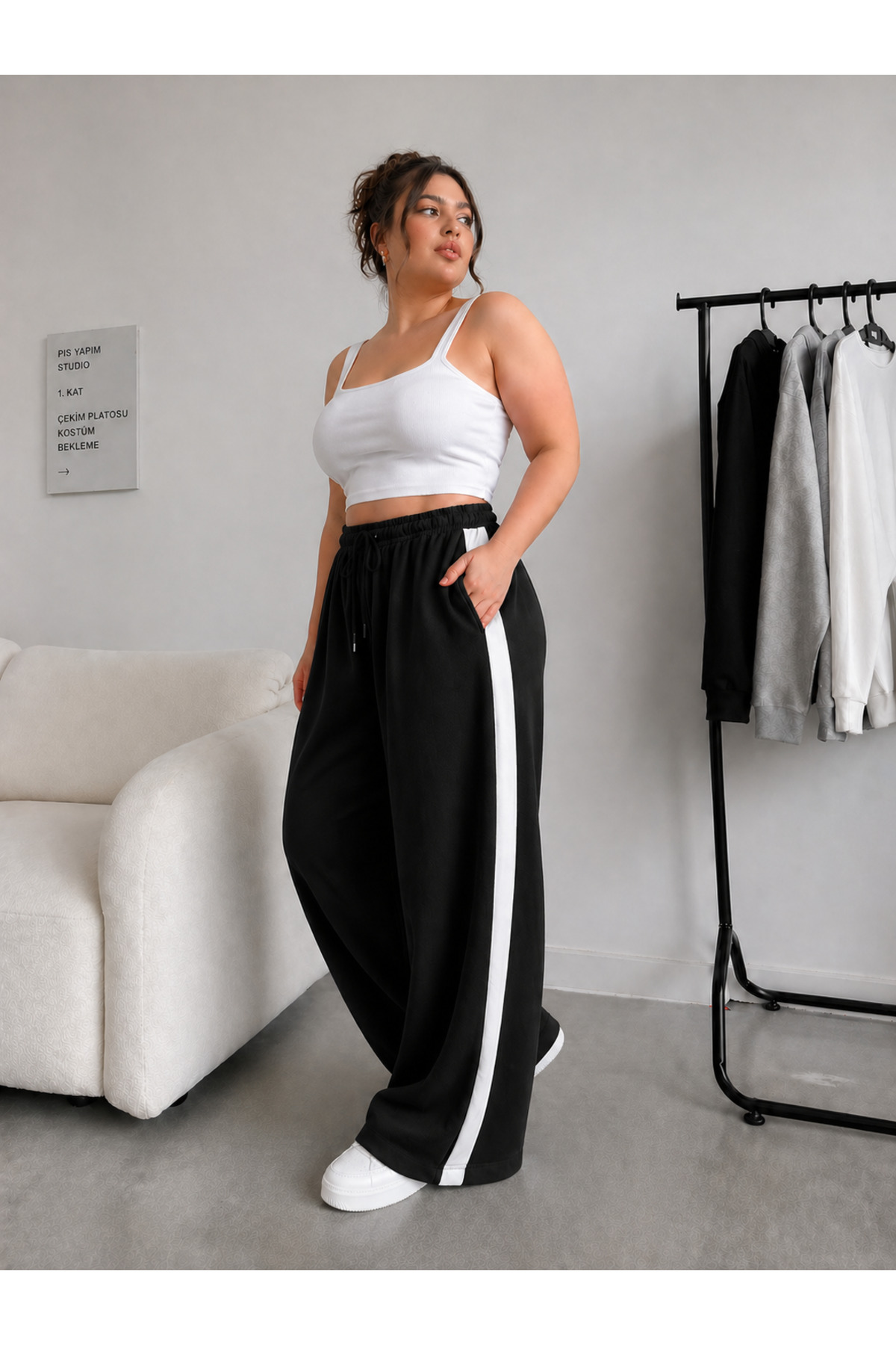 DAXİS Sportwear Company ŽENSKA ŠIROKA PANTALONICA ZA TRENING SA PRUGASTIM DET...