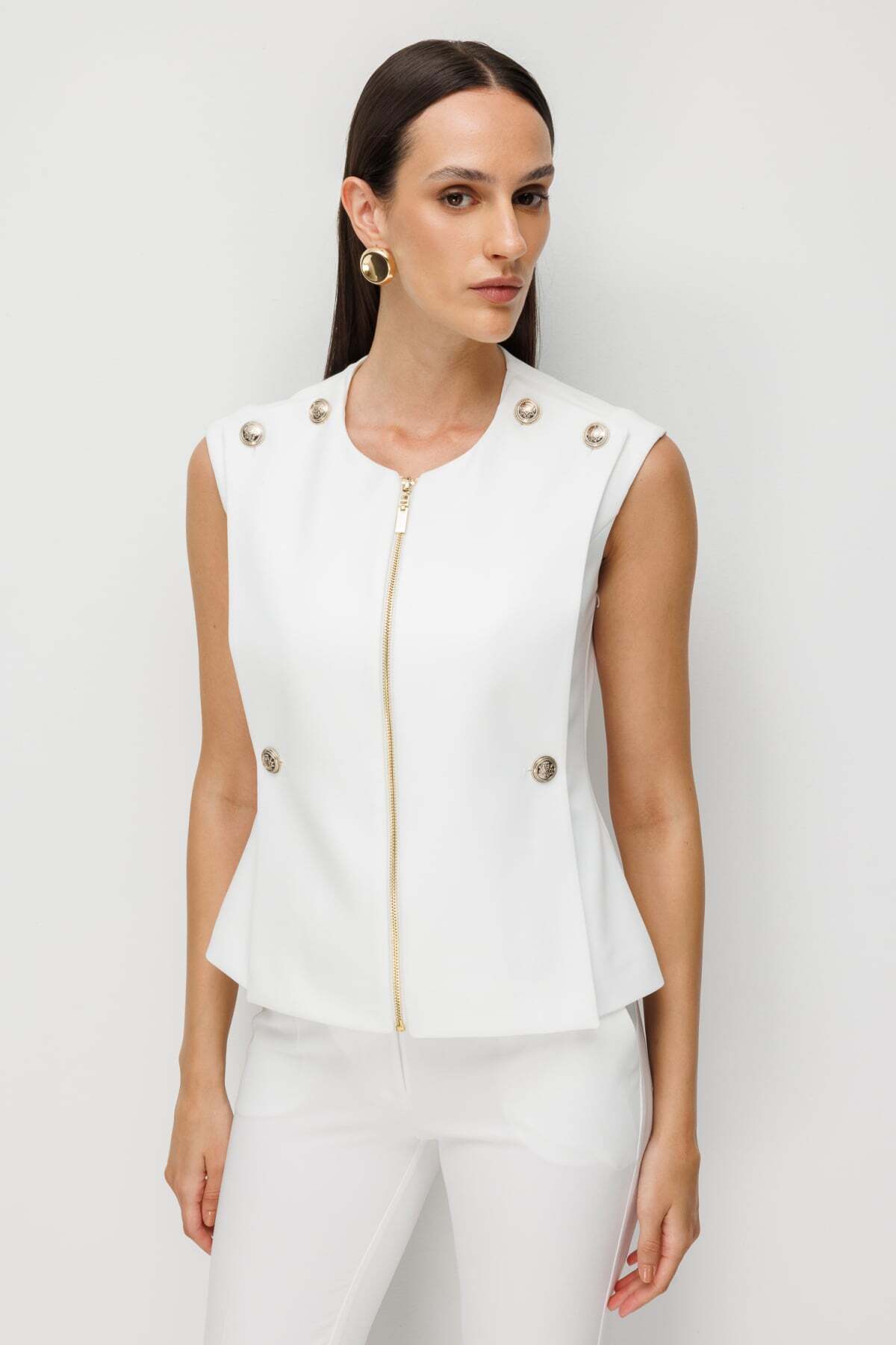 Zero-Neck Vest with Ornament Button
