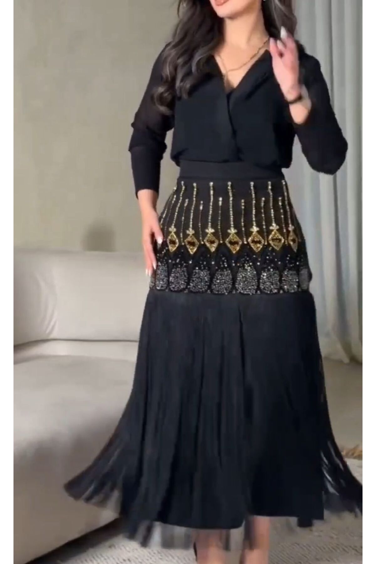فستان أسود فاخر بتصميم طويل وأنيق،