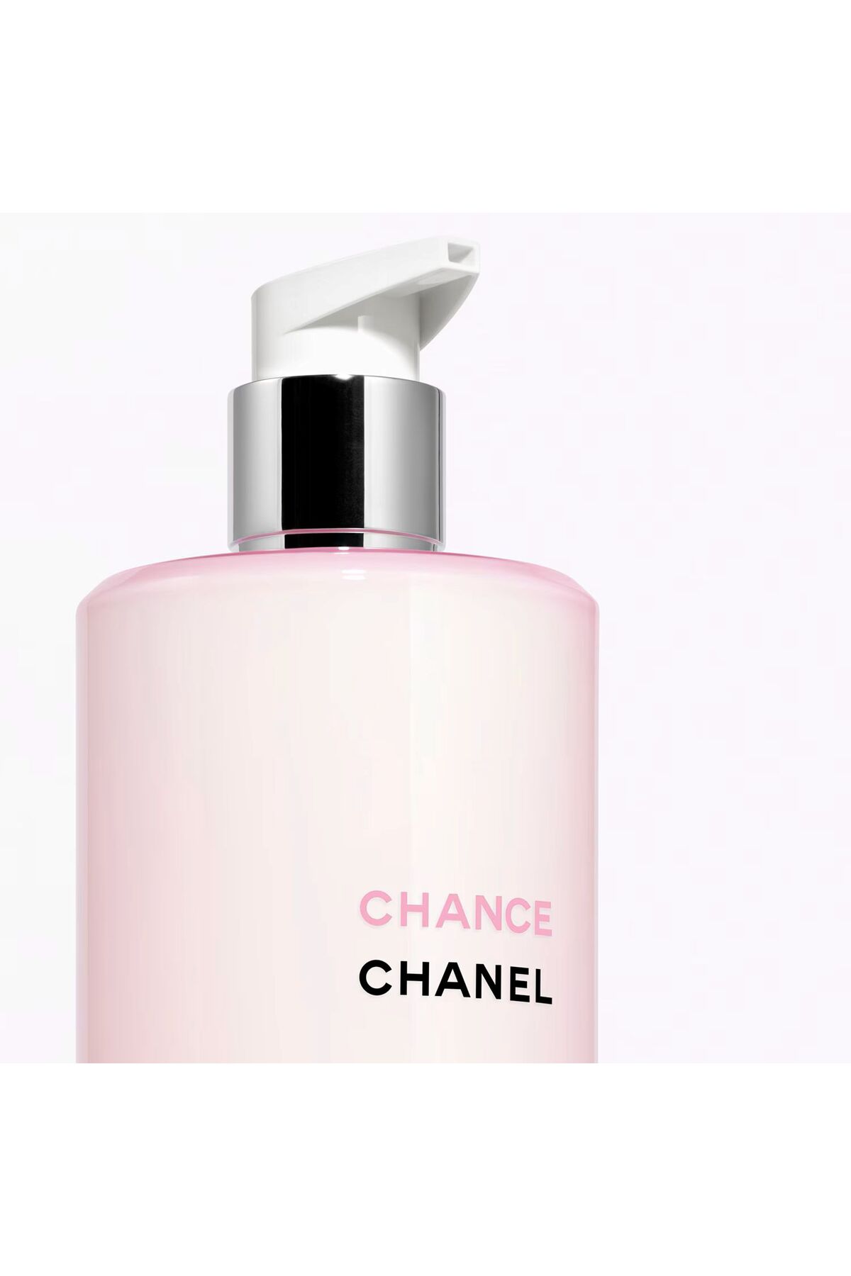لوسیون مرطوب‌کننده CHANCE EAU TENDRE با حجم 400 میلی‌لیتر، احساس نرمی به پوست می‌دهد و ظاهری درخشان ایجاد می‌کند.