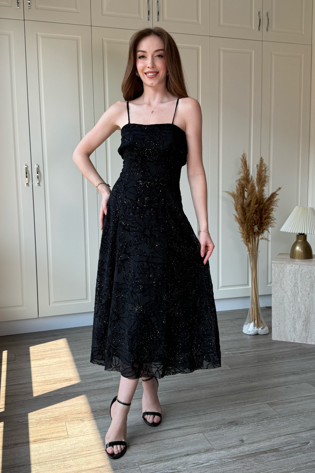 Dilay Gökoğlu Butik Askılı Göğüs Detaylı Simli Midi Çiçek Desenli Siyah Elbise