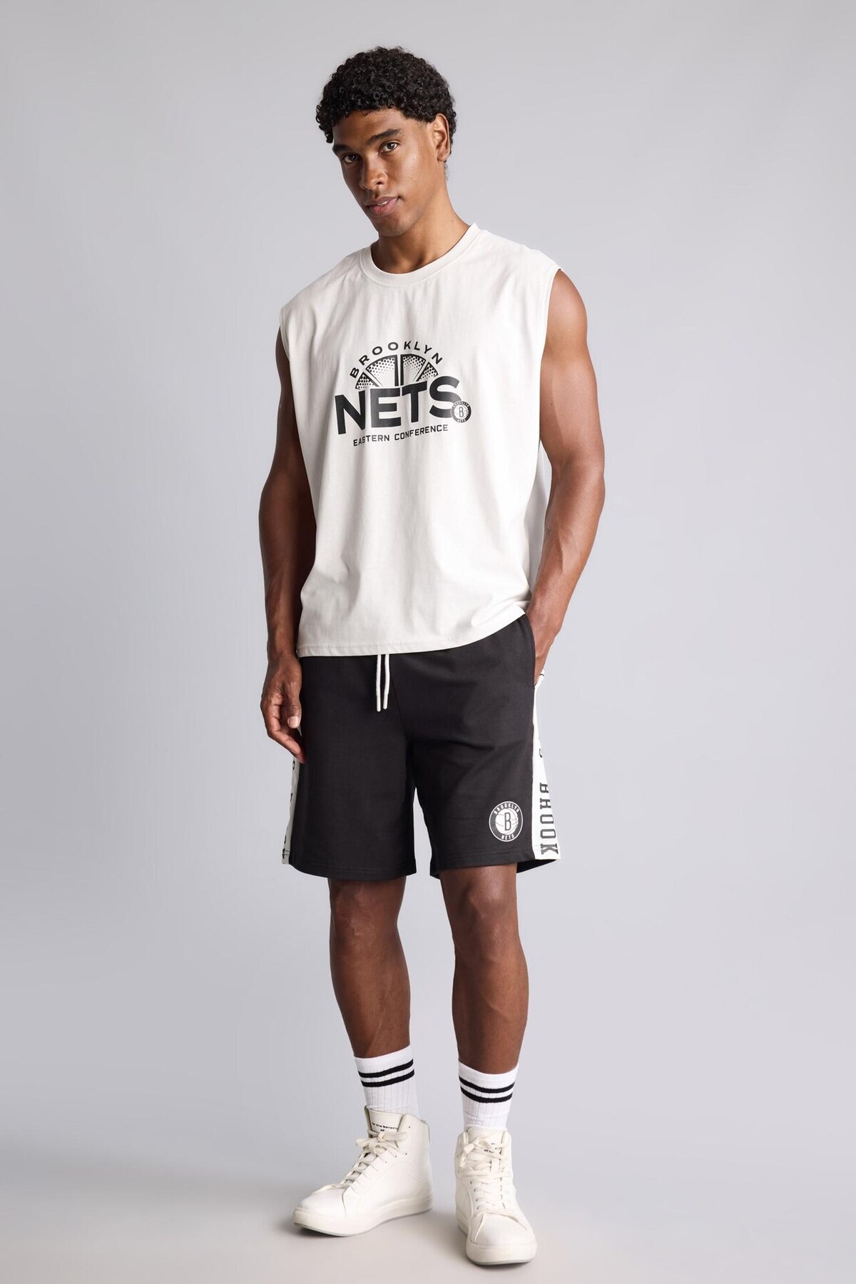 DeFacto NBA Brooklyn Nets Bisiklet Yaka Boxy Fit Bisiklet Yaka Atlet H8273AX26AU görsel 2