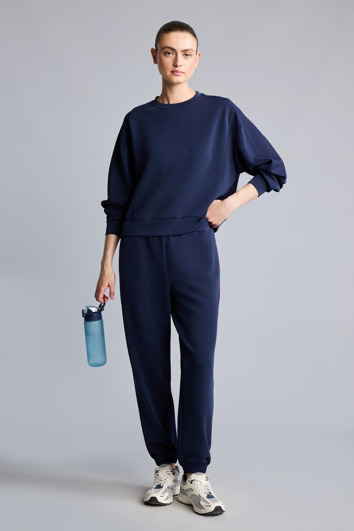 DeFacto Ultra Yumuşak Oversize Bisiklet Yaka Dikiş Detaylı Modal Sporcu Basic Sweatshirt H4536AX26AU görsel 2