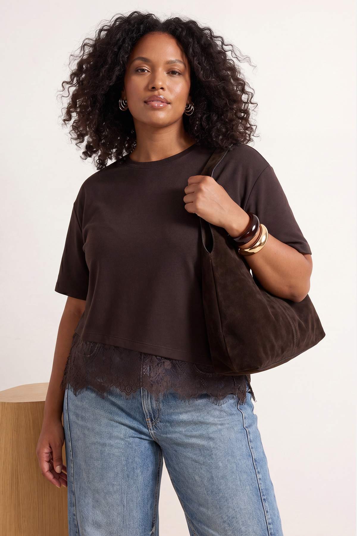 Trendyol Curve Braunes T-Shirt mit Spitzenbesatz am Saum in Übergröße TBBSS26...