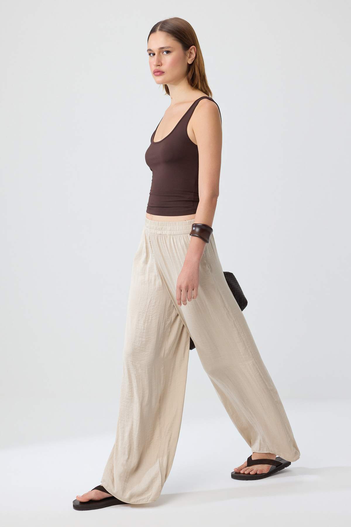 Trendyolmilla Bej Lastikli Rahat Kesim Pantolon TWOSS26PL00253