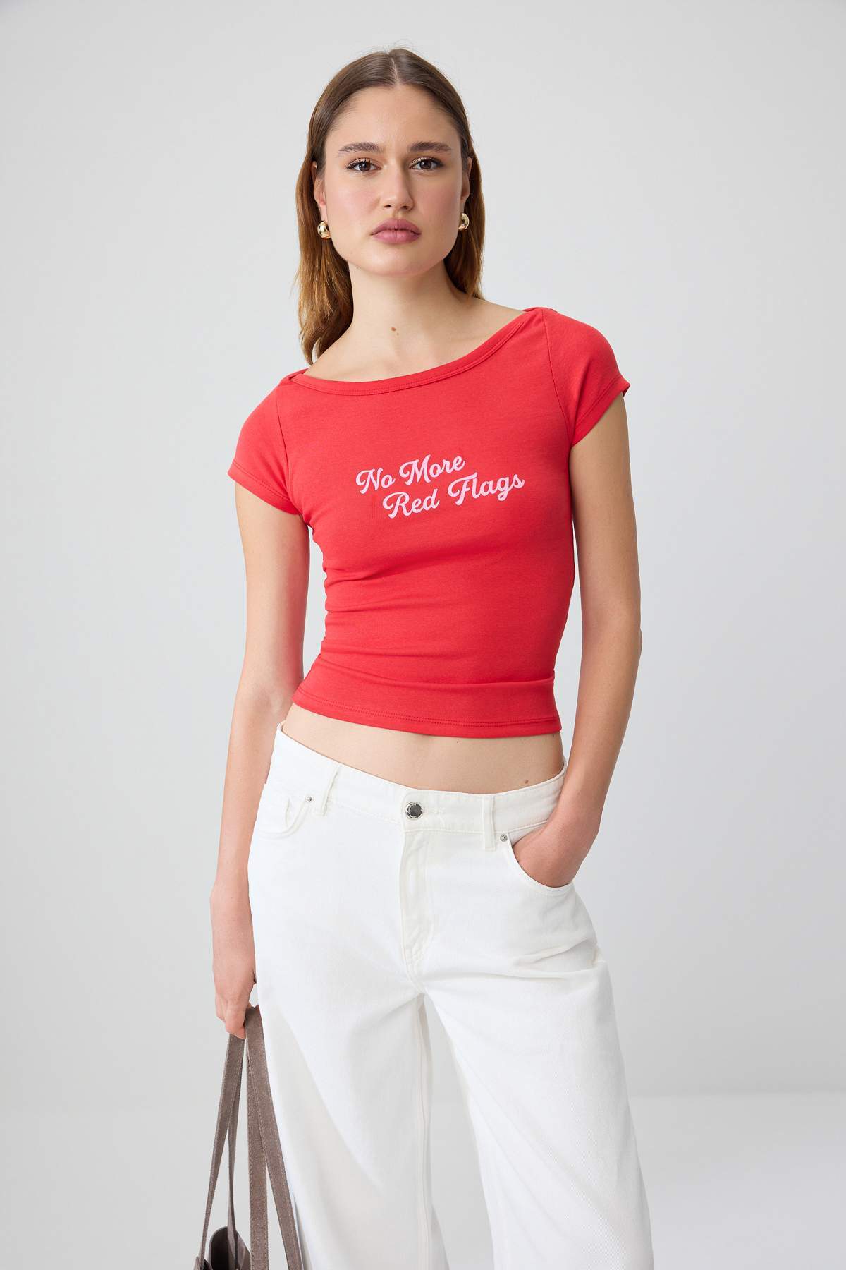 Trendyolmilla Kırmızı Baskılı Fitted Kayık Yaka Standart Kısa Kol Esnek Örme T-Shirt TWOSS26TS00367