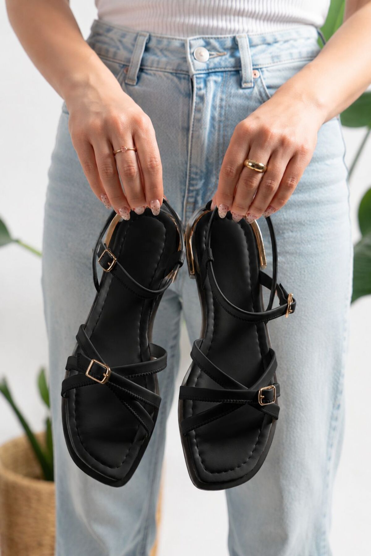 PLN SHOES Kadın Çapraz Bantlı Toka Detaylı Rahat Comfort Günlük Sandalet
