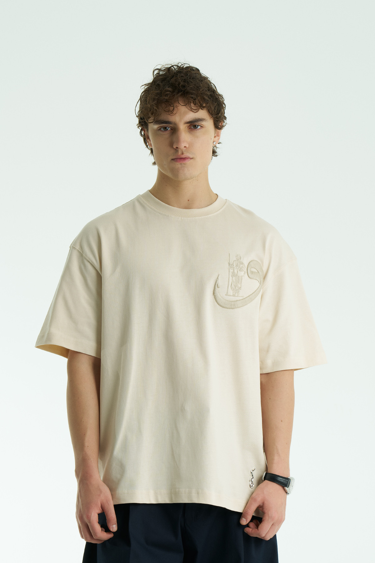 SHANBERWEAR Vav Nakışlı & Halı Motifli Oversize Erkek Tişört %100 Pamuk Bisiklet Yaka -Bej görsel 4