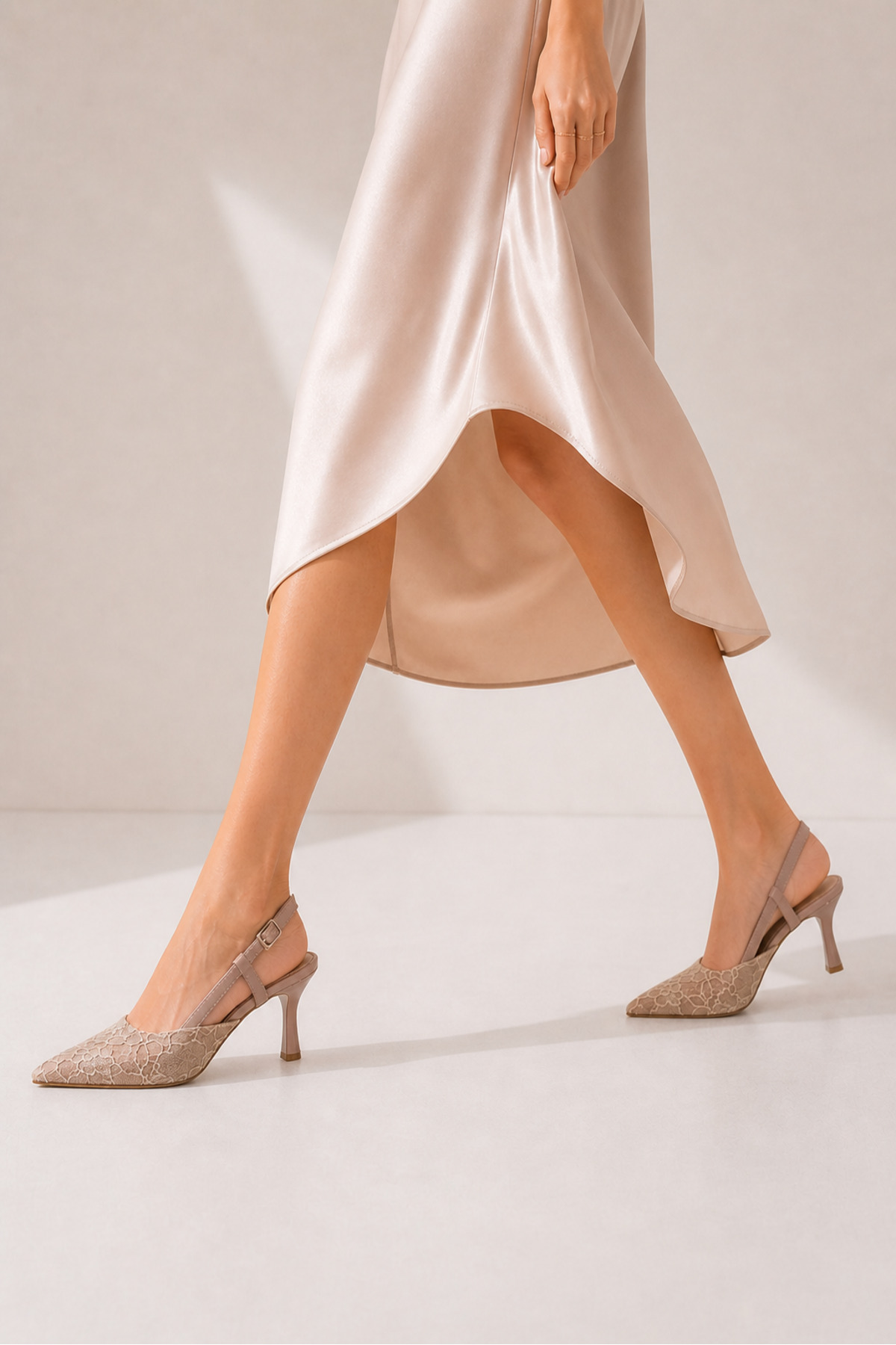 Lebibe Shoes LISA Kadın Pudra Sivri Burun 7 cm Topuklu Çiçek Dantel Desenli Rugan Slingback Ayakkabı görsel 3