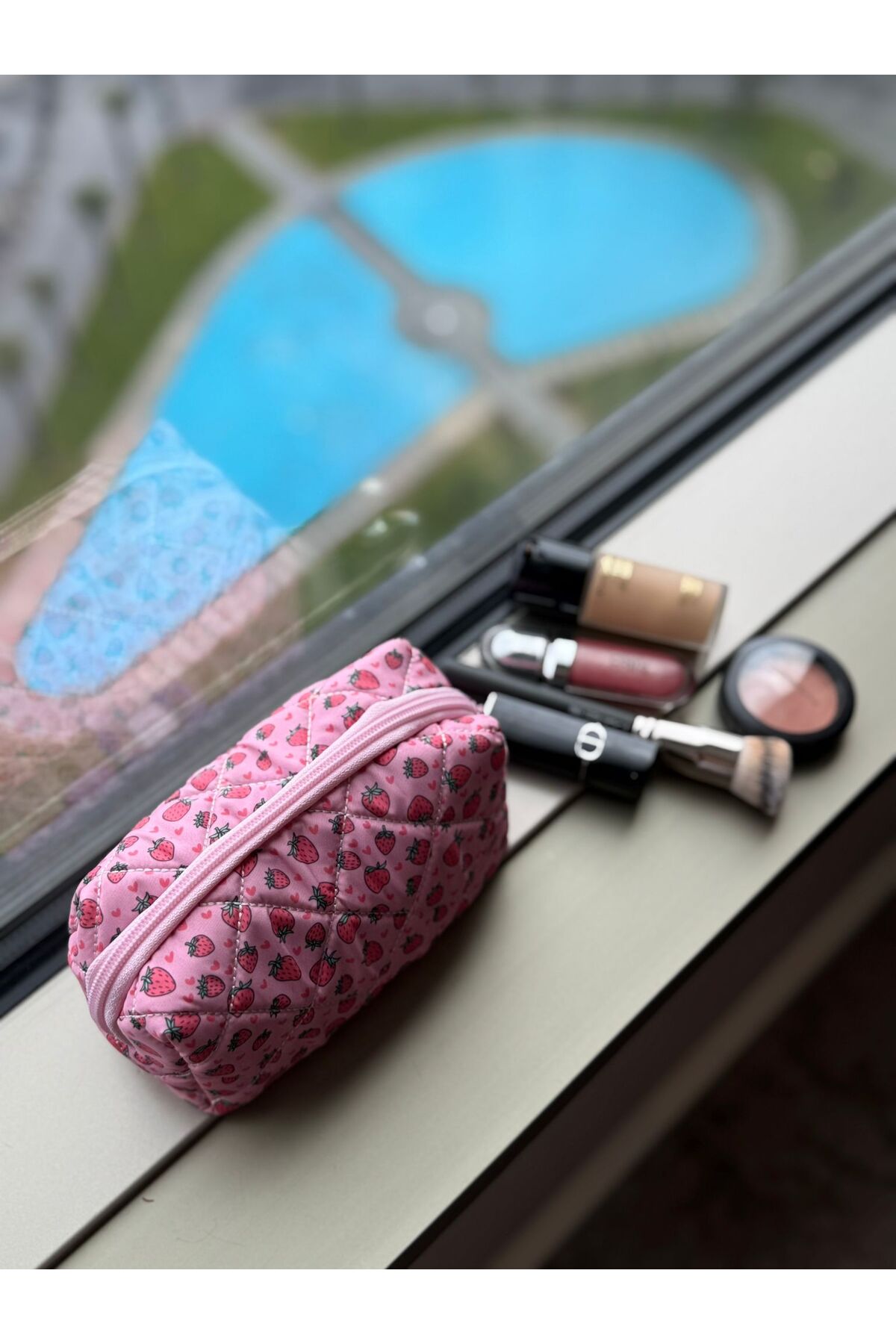 کیف آرایش زنانه پارچه‌ای طرح توت‌فرنگی قابل شستشو — صورتی Laletto-7510 — تصویر 2 از 5