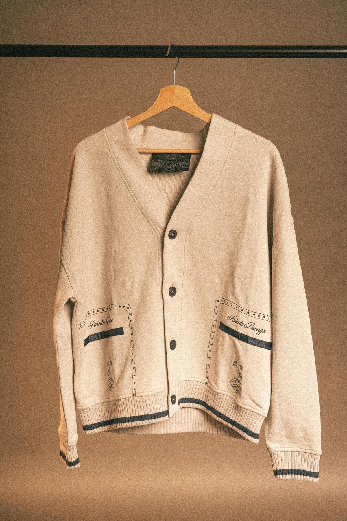 Unisex %100 Pamuklu Sırtı Baskılı V Yaka Crop Fit Hırka Gruppo Sainte Cardigan — بژ svg-055-25 — تصویر 3 از 4