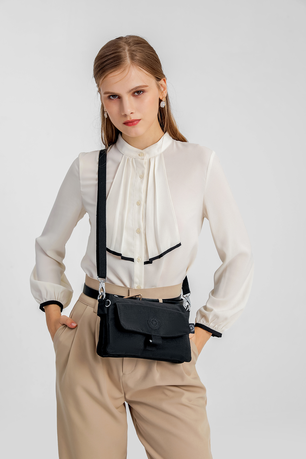 SMART BAGS Günlük Minik Boy Su Geçirmez Krınkıl Kumaş Kadın Telefon ve Postacı Çantası Siyah/Beyaz görsel 4