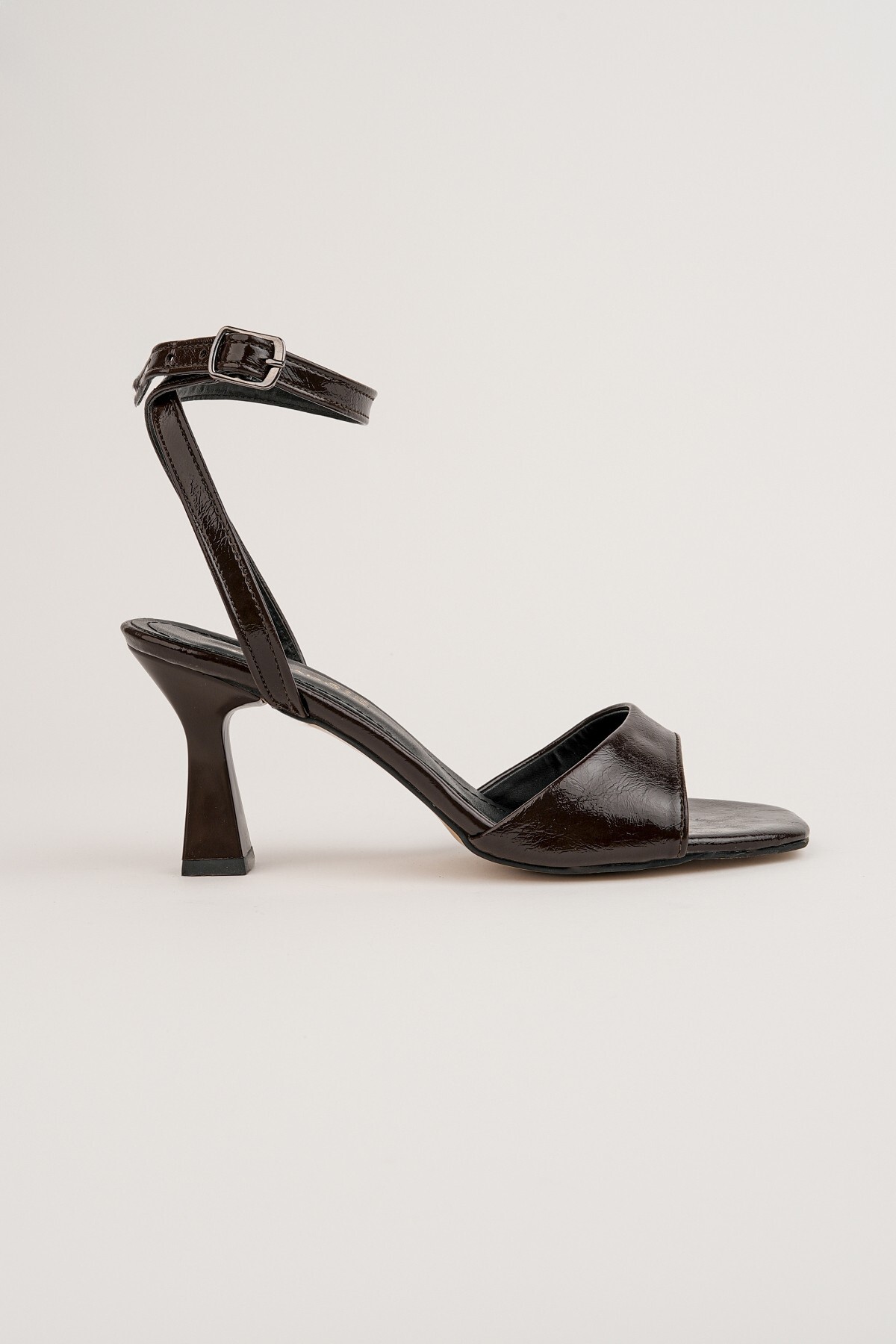 WOMEN 'S BROWN WRIST FOLDED NEW STYLE SINGLE BAND SANDALS