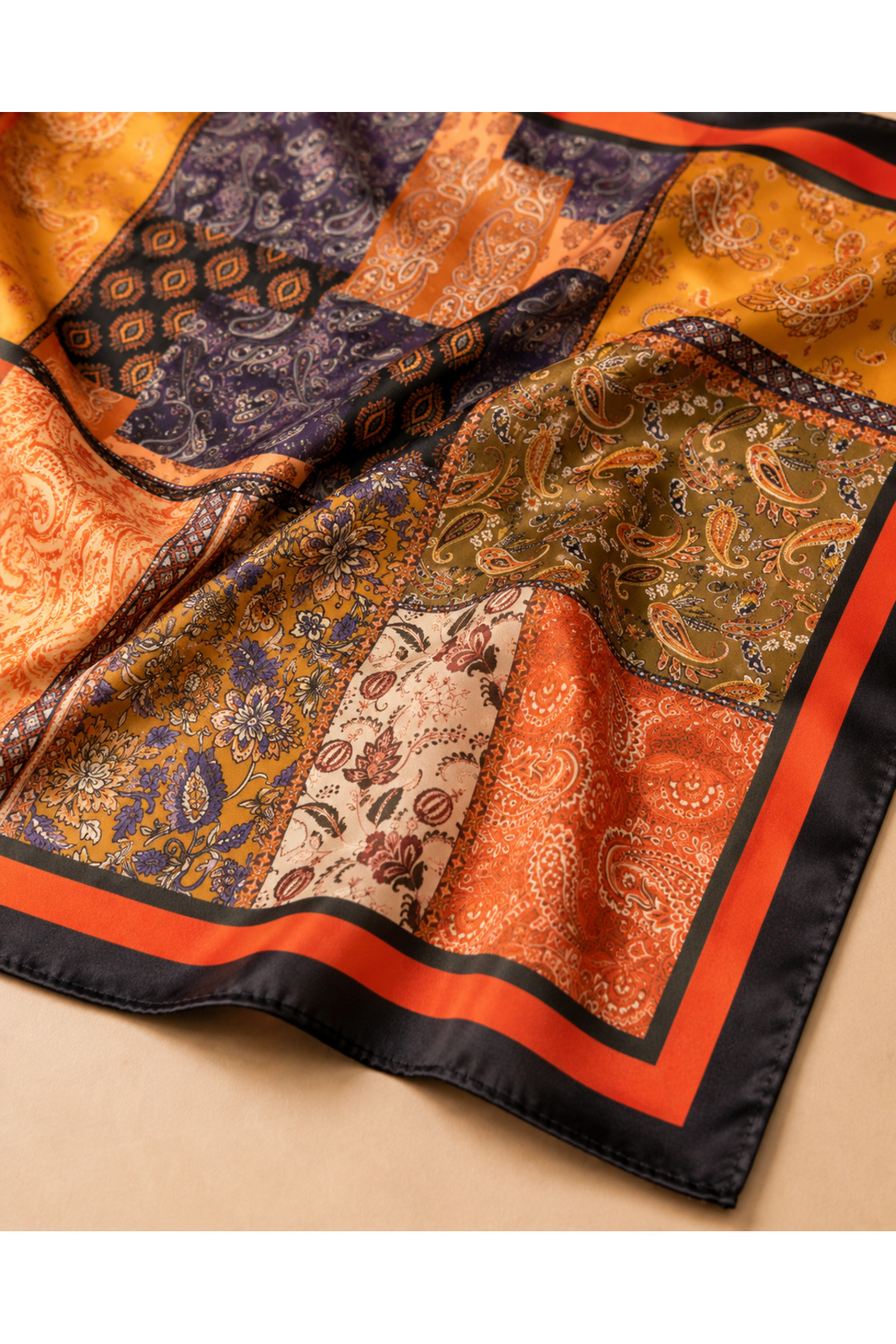 OUS Kadın Patchwork Paisley Desenli 50x50 cm Saten Fular, Siyah Kenarlı İpeksi Dokulu Kare Boyun Saç ve Çanta Aksesuarı görsel 3