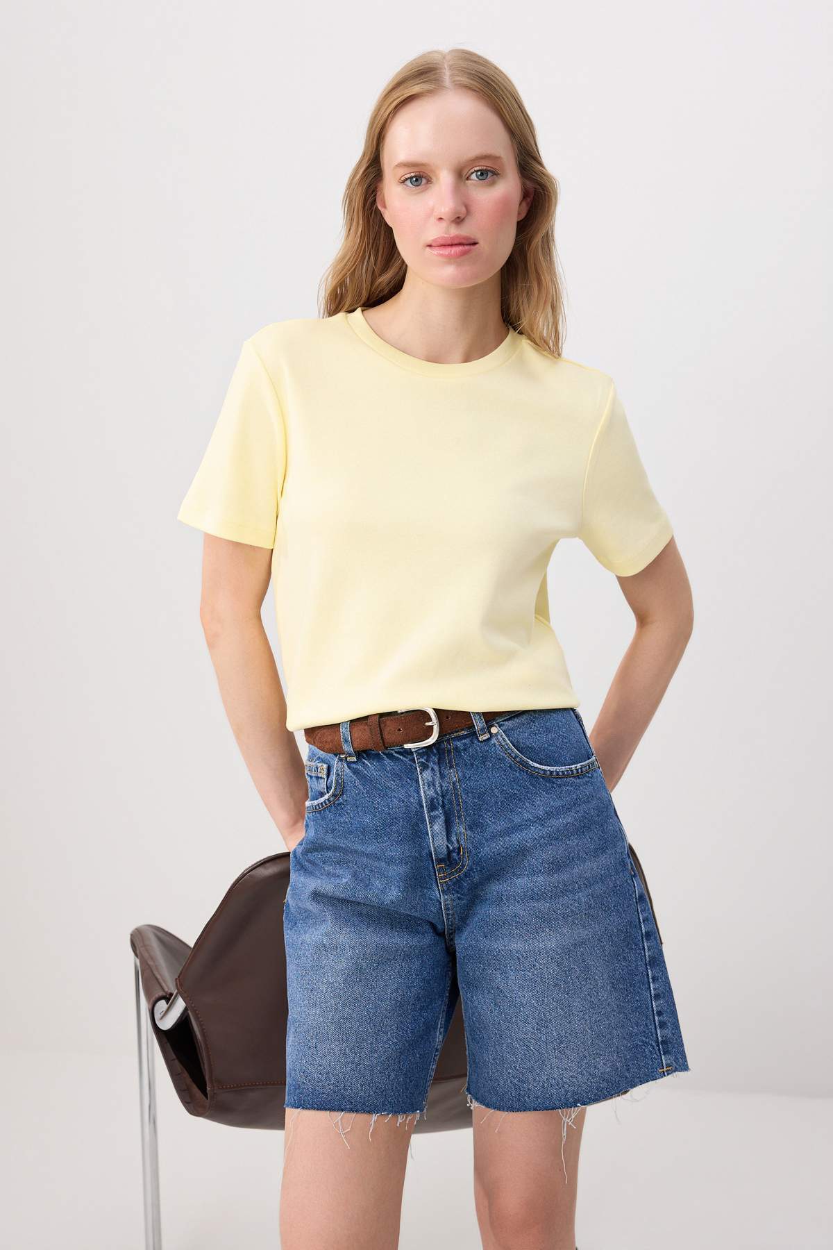 Trendyolmilla Açık Sarı Kalın Pamuklu Tok Kumaşlı Bisiklet Yaka Kısa Kol Regular Kesim Örme T-Shirt TWOSS25TS00002