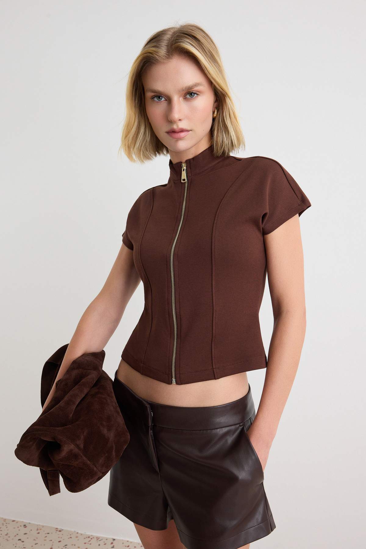 Trendyolmilla Kahverengi Düz Fitted/Vücuda Oturan Dik Yaka Fermuarlı İnterlok Örme Bluz TWOAW27BZ00031