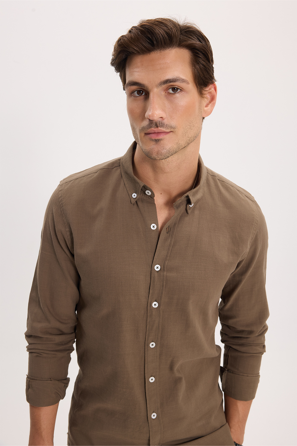 Erkek Slim Fit Dar Kesim %100 Pamuk Düğmeli Yaka Flam Keten Haki Gömlek — خاکی DR260002 — تصویر 4 از 9