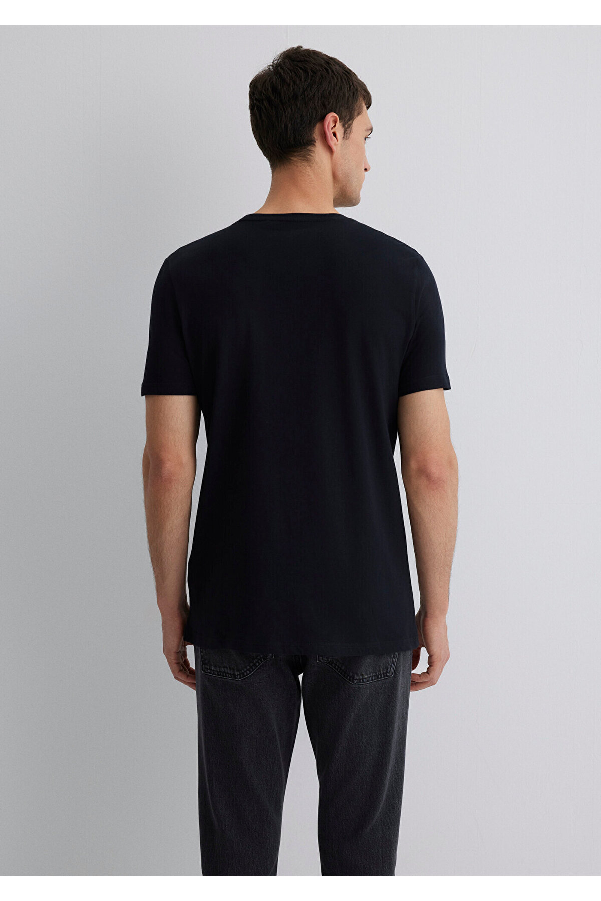 Schwarzes تيشيرت mit Logo-Print قصة ضيقة / قصة ضيقة 065199-900