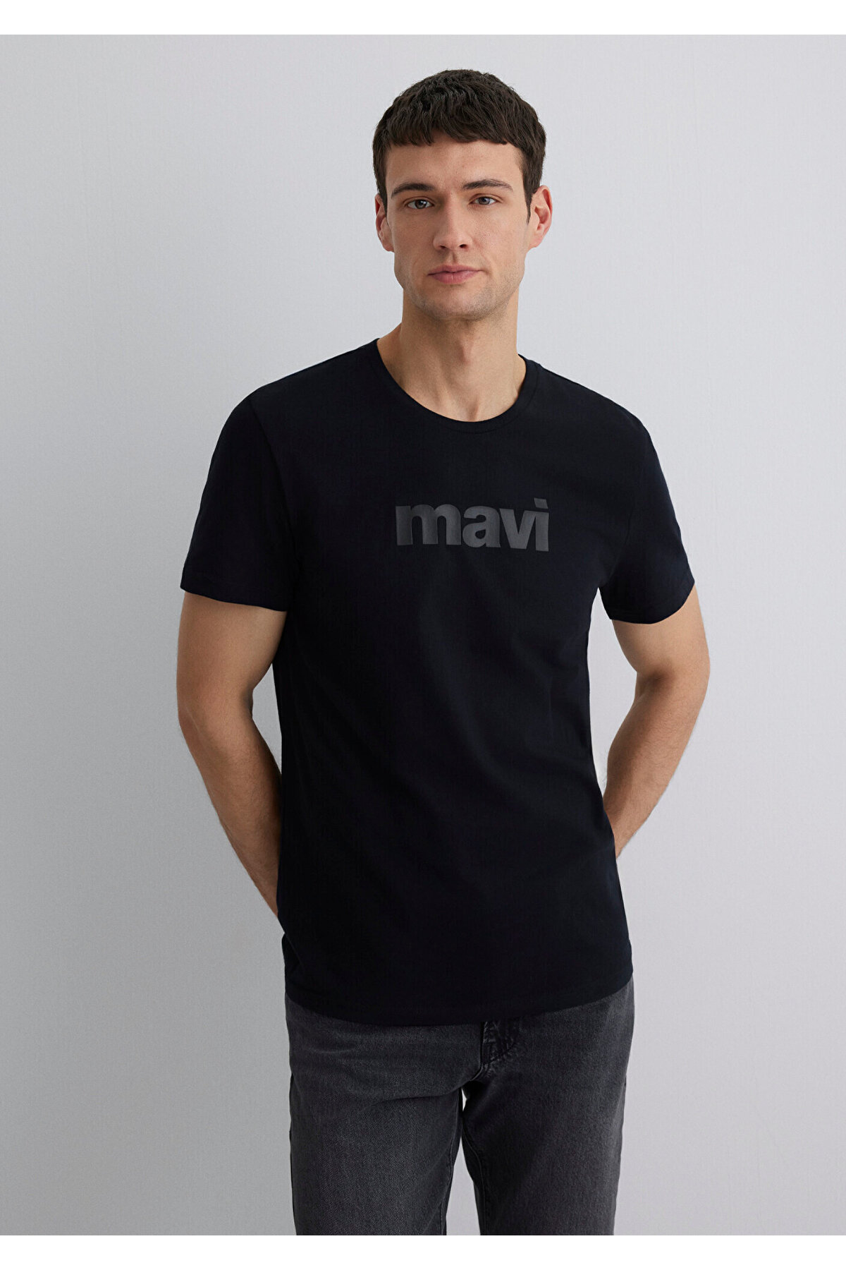 Schwarzes تيشيرت mit Logo-Print قصة ضيقة / قصة ضيقة 065199-900
