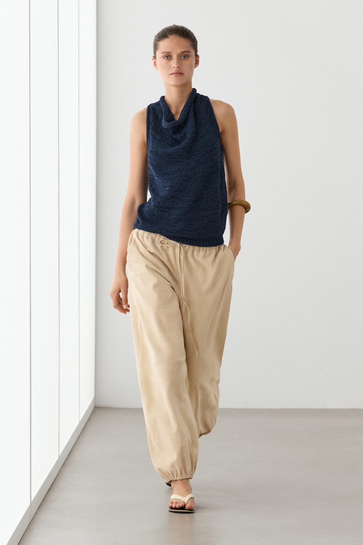 Degage collar knitwear blouse