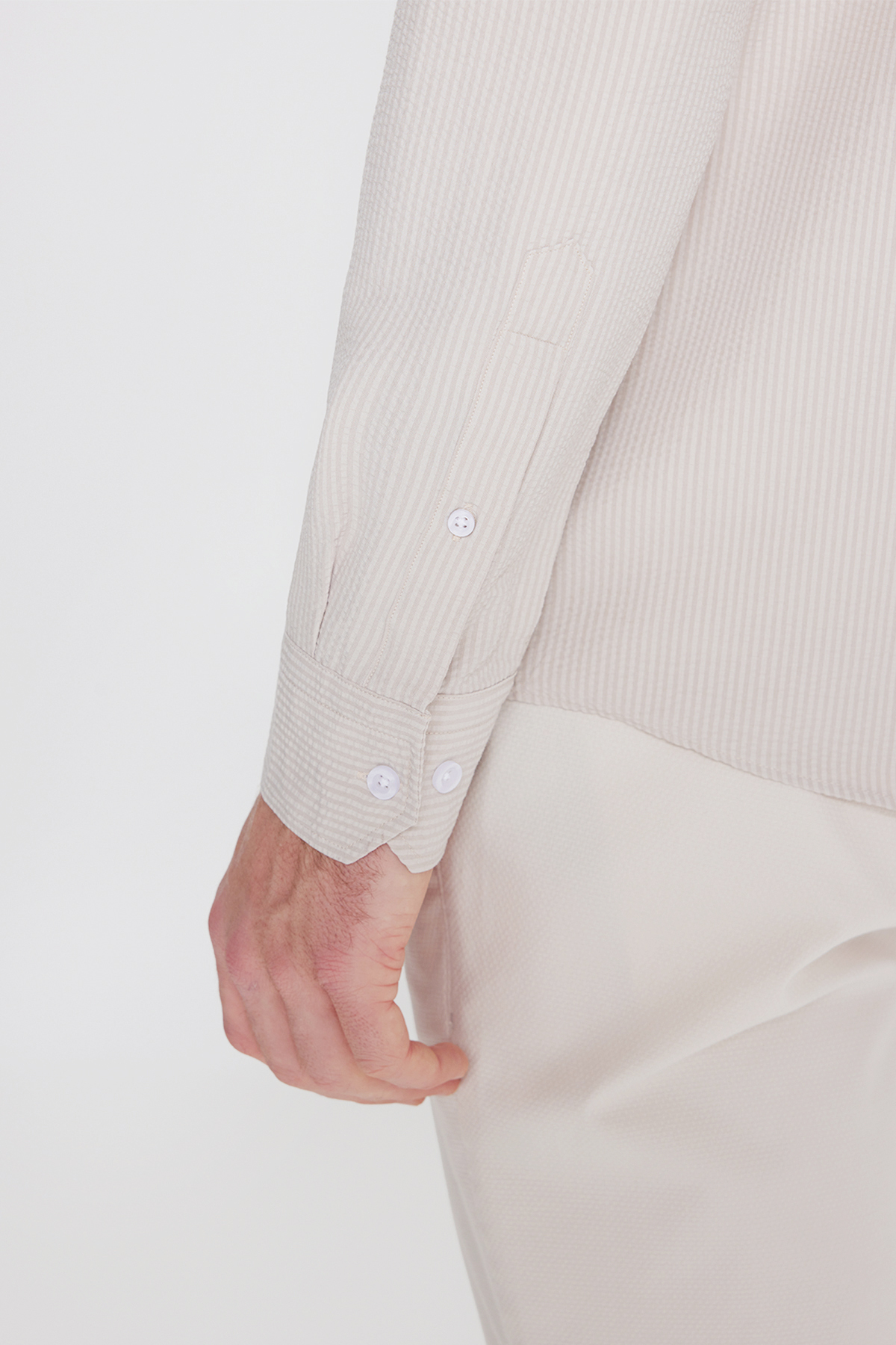 Erkek Bej Slim Fit Dar Kesim Düğmeli Yaka Gofre Desenli Gömlek — بژ ACE201262060 — تصویر 5 از 6