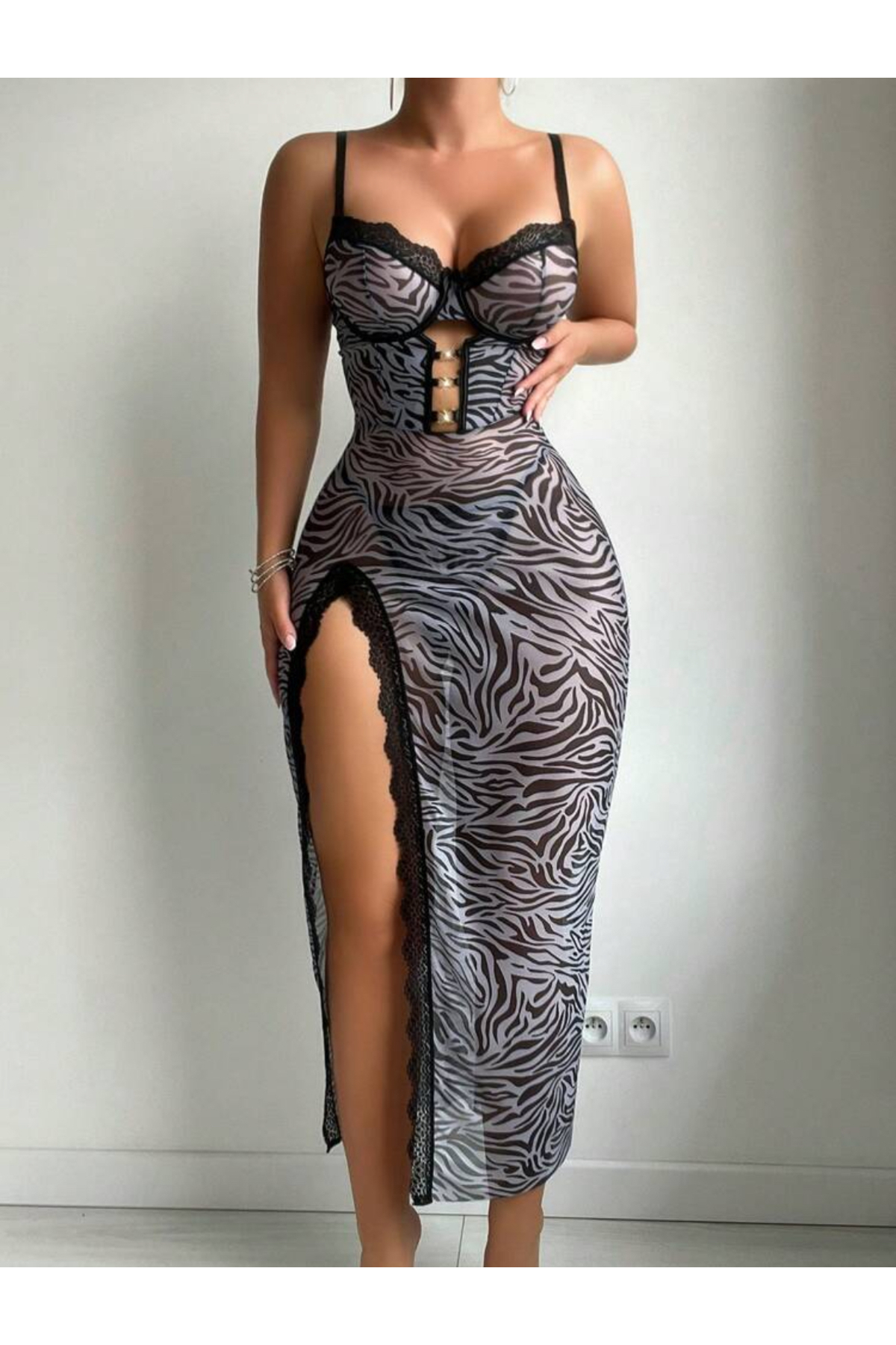 Zebra Desenli Yırtmaçlı Dantel Detaylı Aksesuar Detaylı Gecelik Tanga Hediyeli