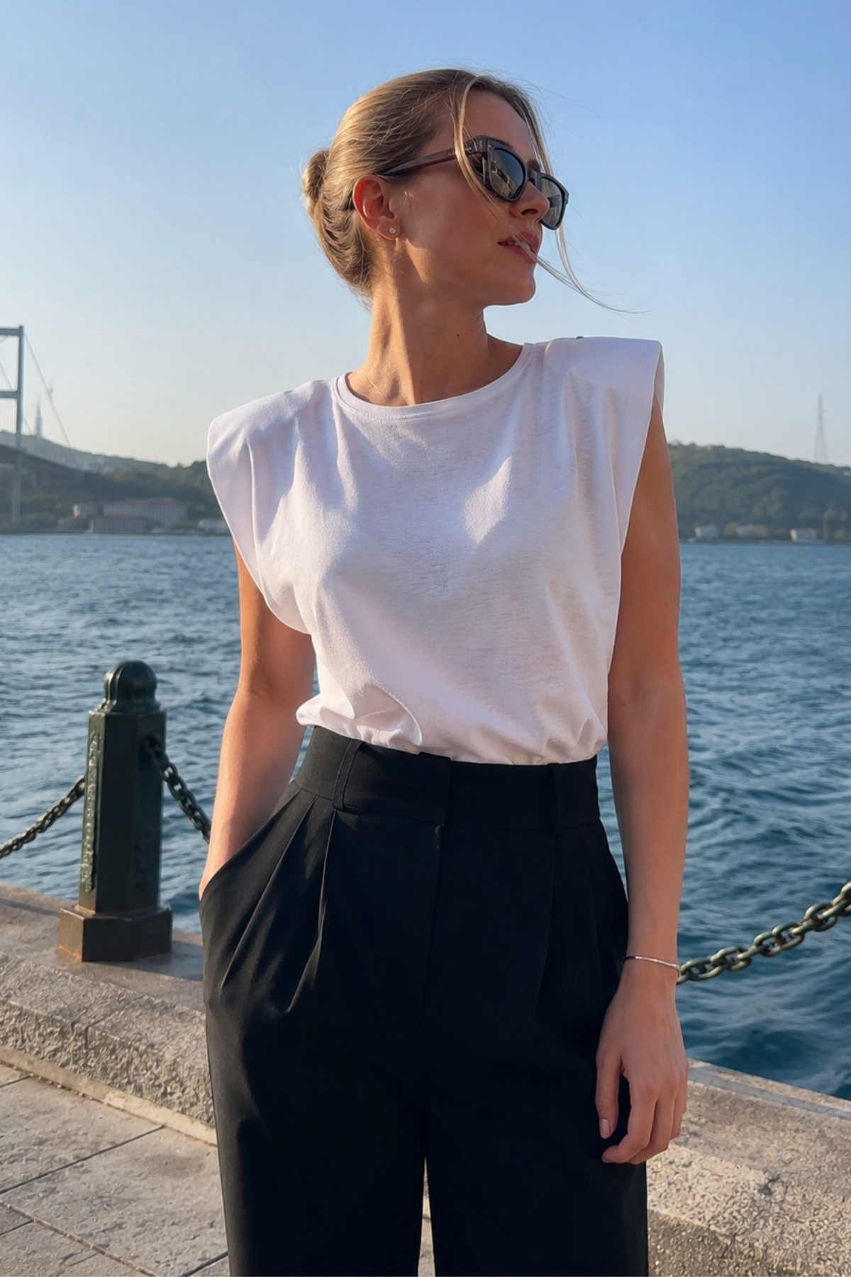 armonika Ženska bela majica kratkih rukava sa podstavljenim ramenima ARM-26Y0...