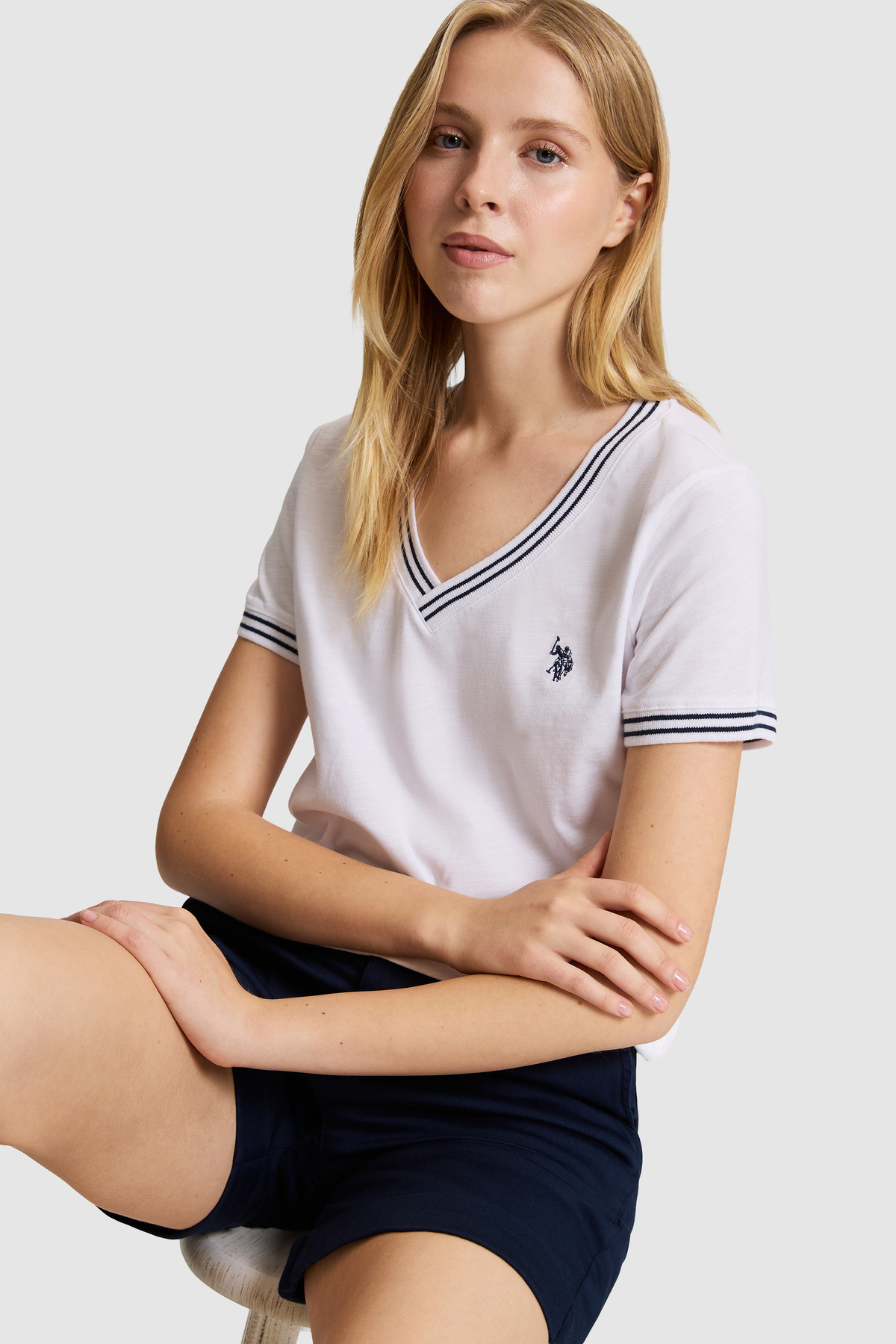 U.S. Polo Assn. تي شيرت نسائي أبيض بياقة على شكل V 50323449-VR013