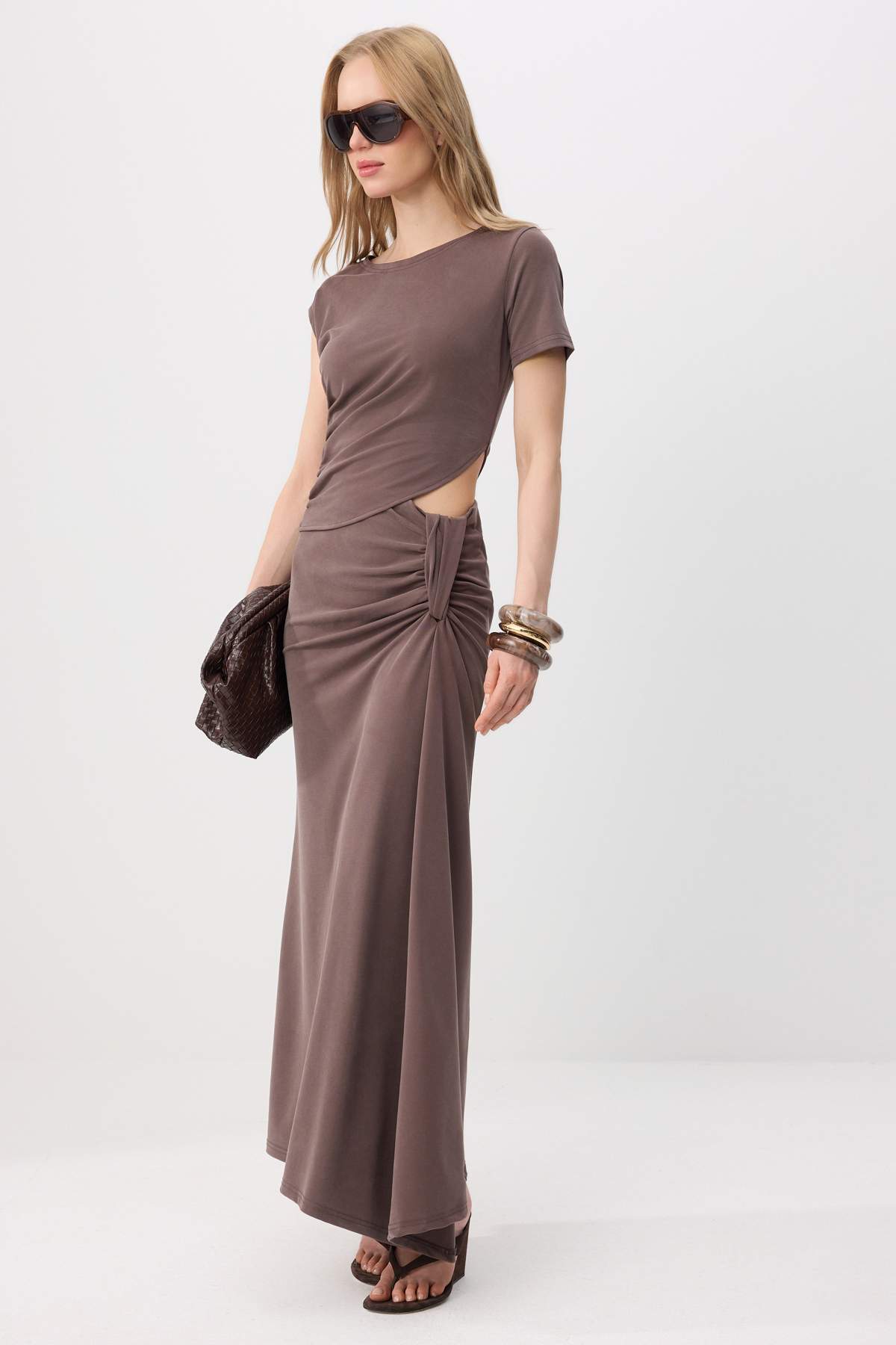 Trendyolmilla Kahverengi Fitted/Vücuda Oturan Kısa Kollu Pencere Detaylı Maxi Modal Örme Elbise TWOSS26EL01110