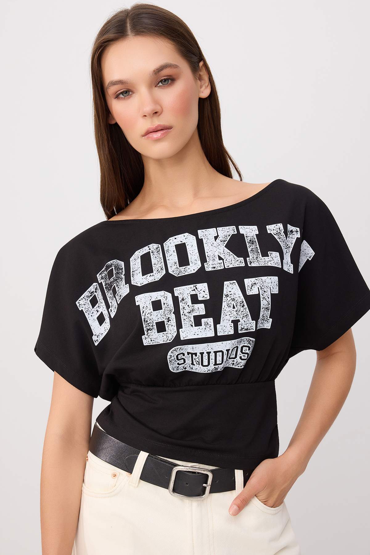 Trendyolmilla Siyah Slogan Baskılı Fitted/Vücuda Oturan Asimetrik Esnek Örme T-Shirt TWOSS26TS00293