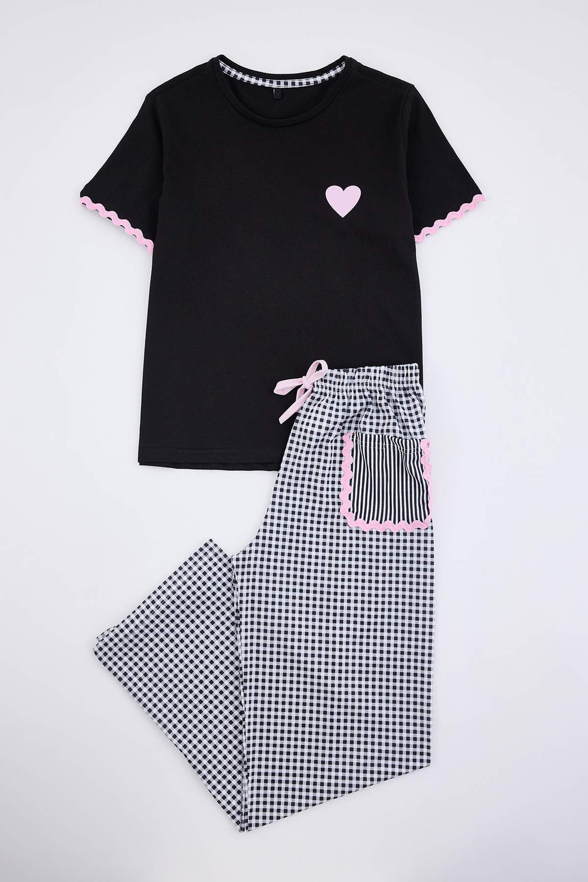 Trendyolmilla Siyah Ekoseli Kalpli Şerit Detaylı Örme Pijama Takımı THMSS26PT00063