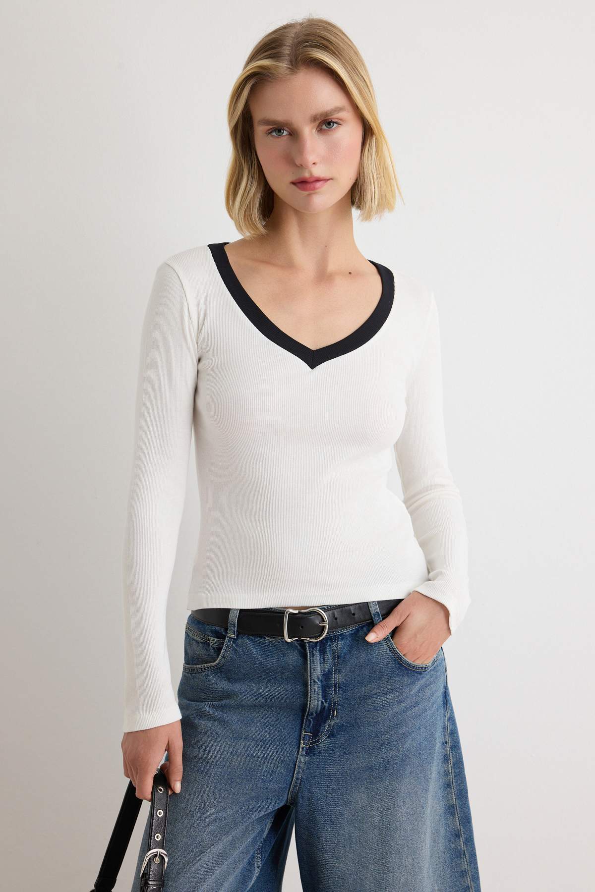 Trendyolmilla Ekru Düz Fitted/Vücuda Oturan V Yaka Standart Kol Renk Bloklu Kaşkorse Örme Bluz TWOAW27BZ00152