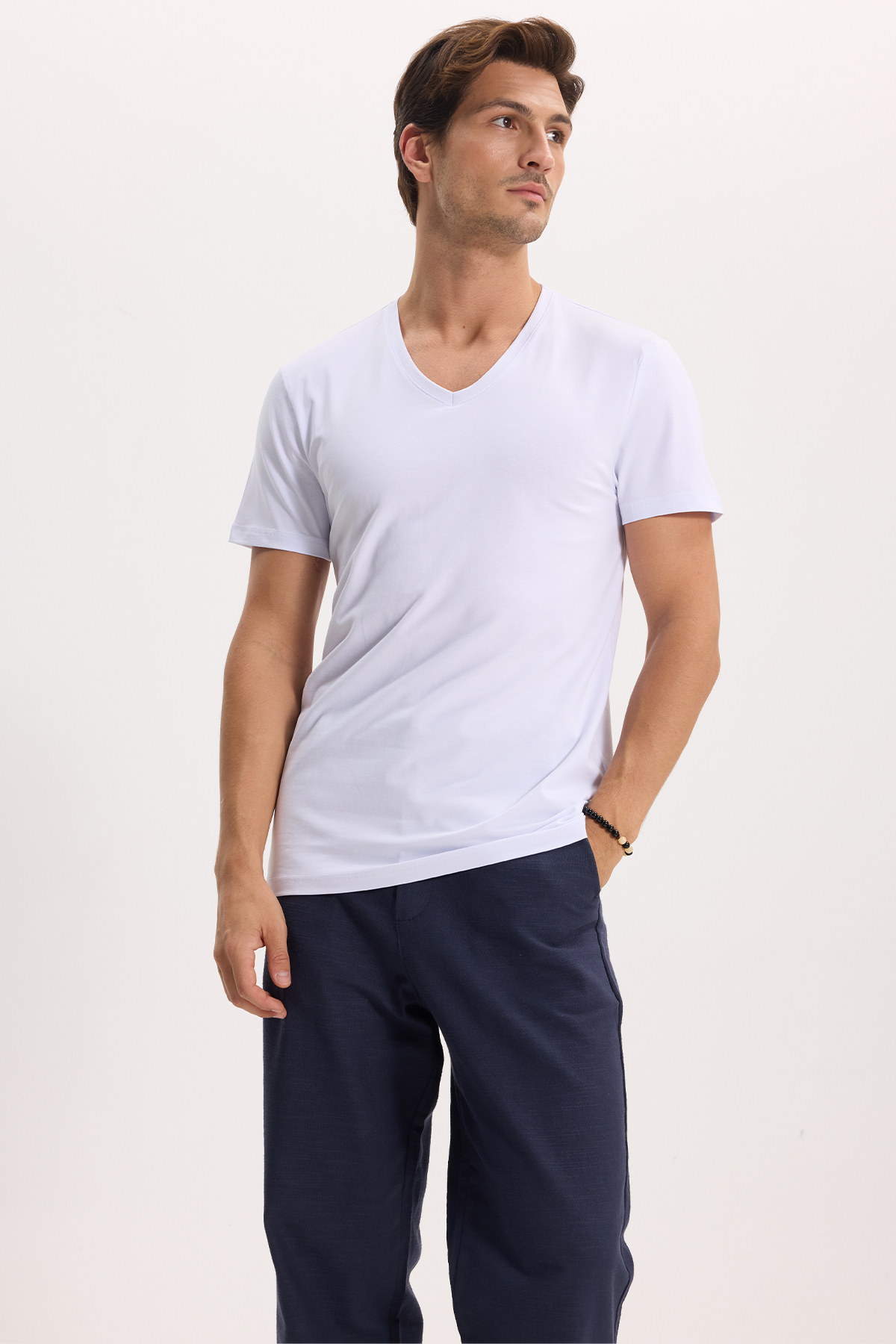 Tudors Erkek Slim Fit Dar Kesim Pamuklu Yumuşak Dokulu Likralı Esnek Kumaş Düz Basic Beyaz V Yaka Tişört görsel 5