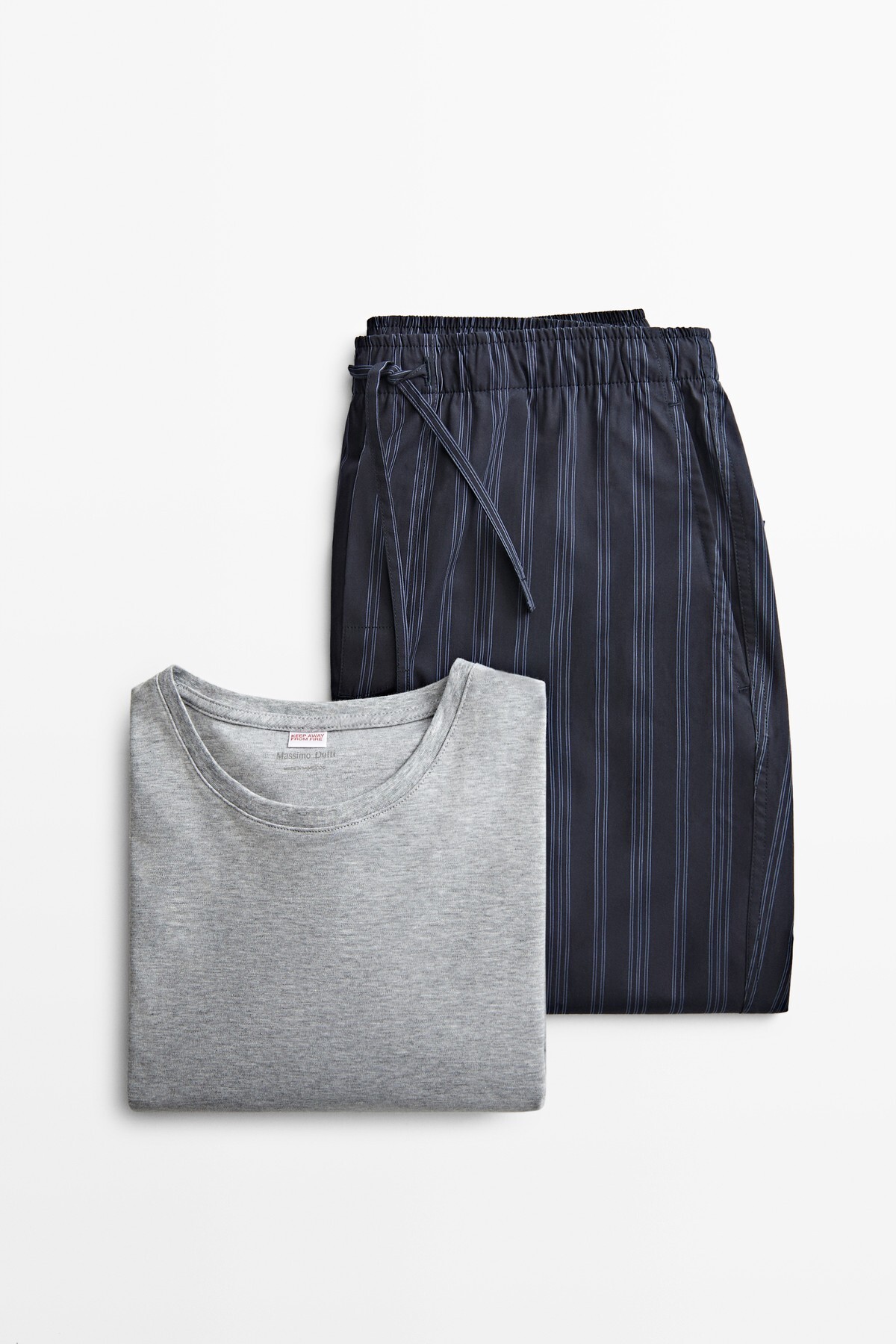 Kısa kollu pijama üstü ve çizgili pantolon