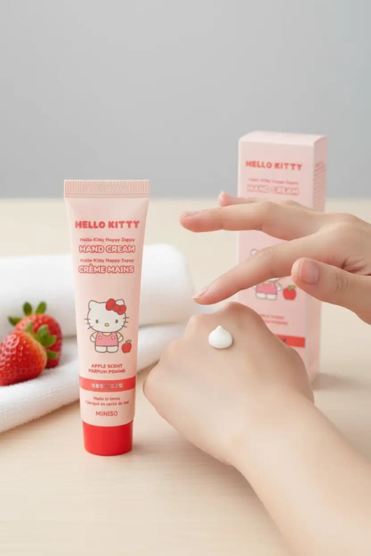 SANRIO کرم دست Happy Zappy دارای مجوز از Hello Kitty، رایحه سیب - مراقبت ملایم با کره شیا — 2024276110100