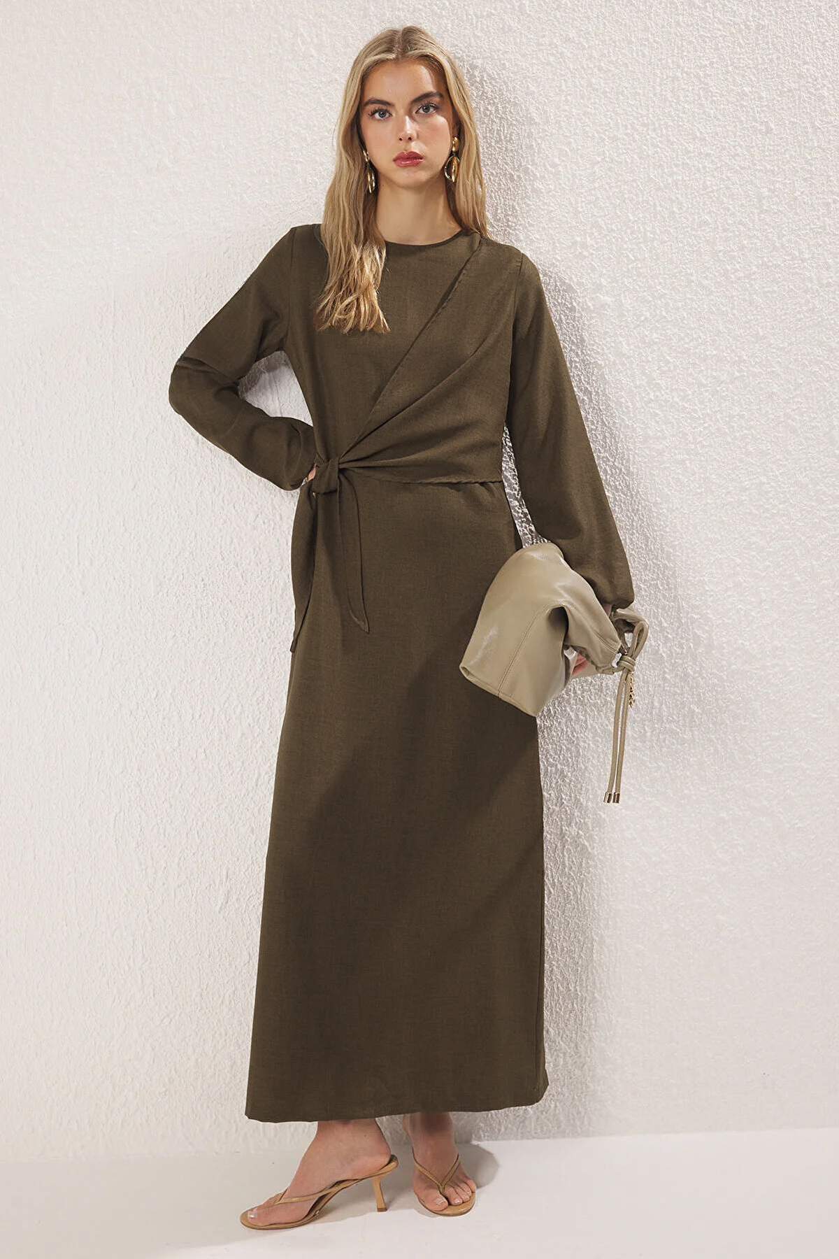 Khakifarbenes gewebtes Kleid in Leinenoptik TCTSS25EB00129