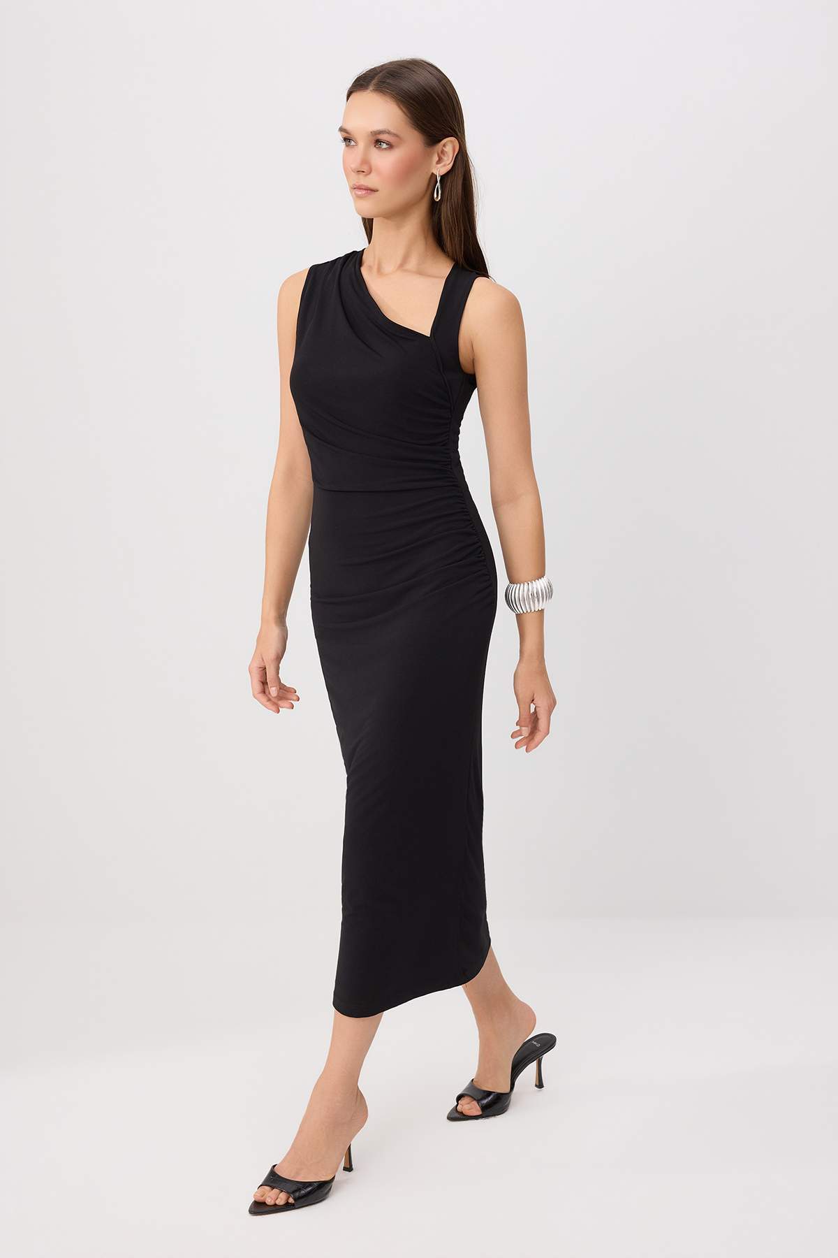 Trendyolmilla Siyah Bodycon Asimetrik Yaka Kolsuz Büzgülü Midi Esnek Örme Elbise TWOSS26EL01062