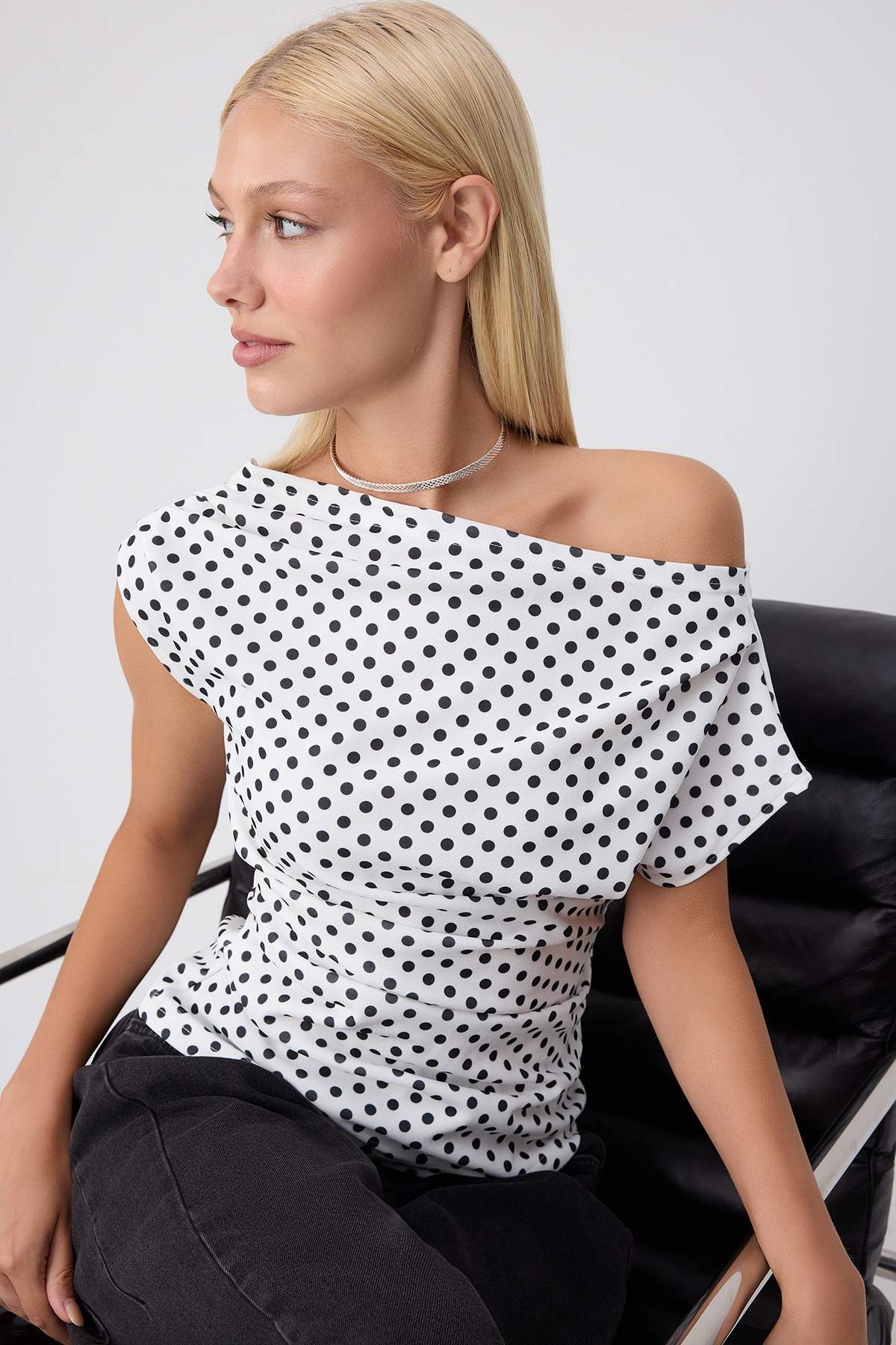 Trendyolmilla Çok Renkli Puantiyeli Büzgü/Drape Detaylı Dökümlü Asimetrik Yaka Örme Bluz TWOSS25BZ00024