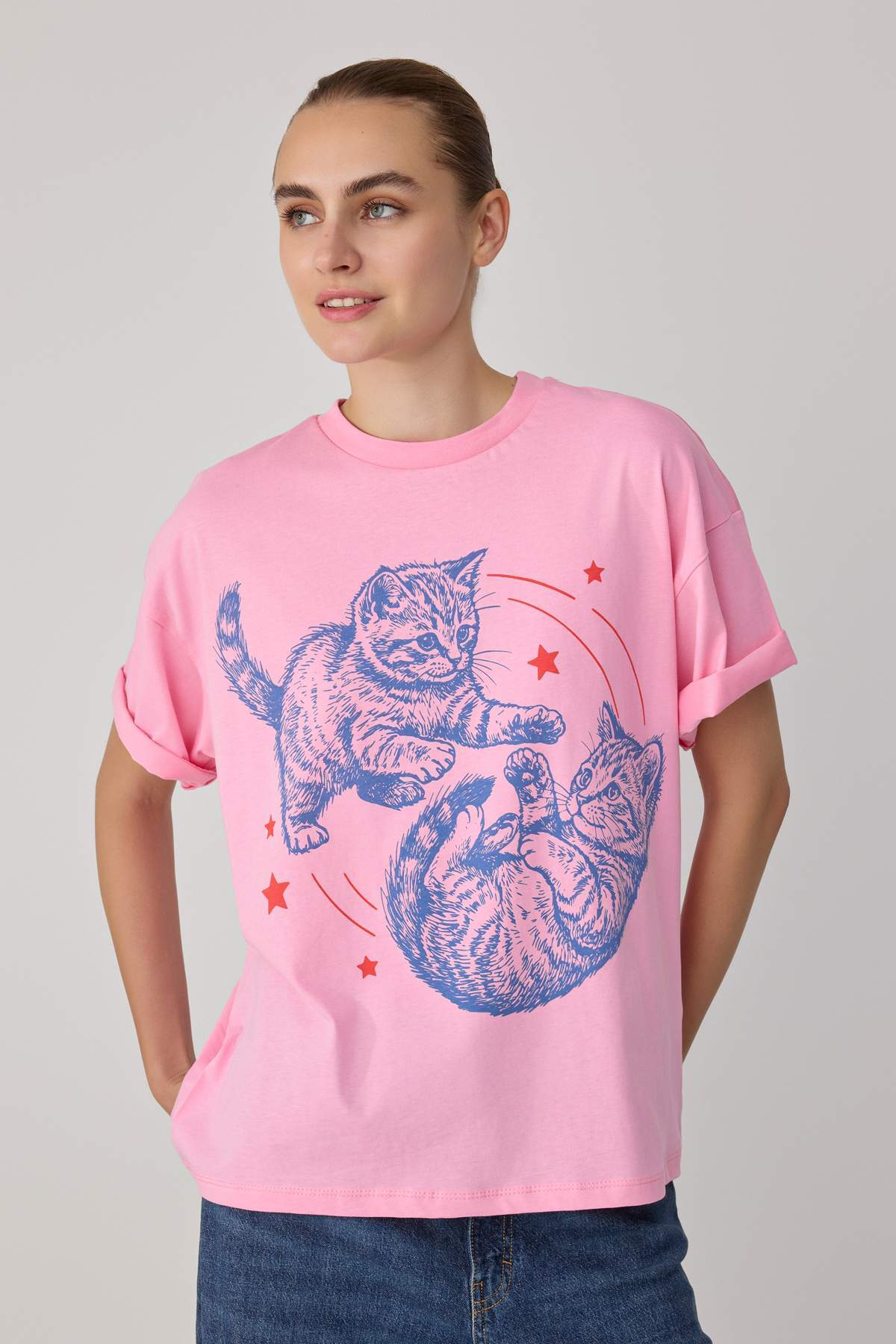 Trendyolmilla Açık Pembe Baskılı Oversize Bisiklet Yaka Düşük Kol Kısa Uzun %100 Pamuk Örme T-Shirt TWOSS26TS00371