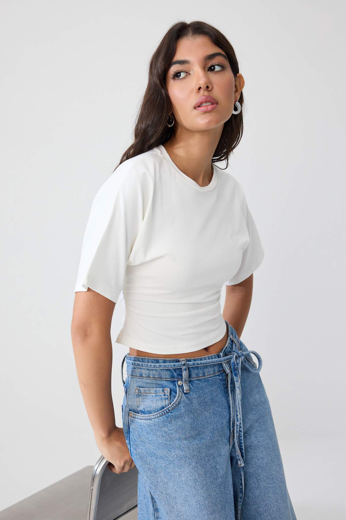 Trendyolmilla Ekru Düz Fitted Bisiklet Yaka Yarasa Kol Kısa Crop Pamuklu Esnek Örme T-Shirt TWOSS26TS00370