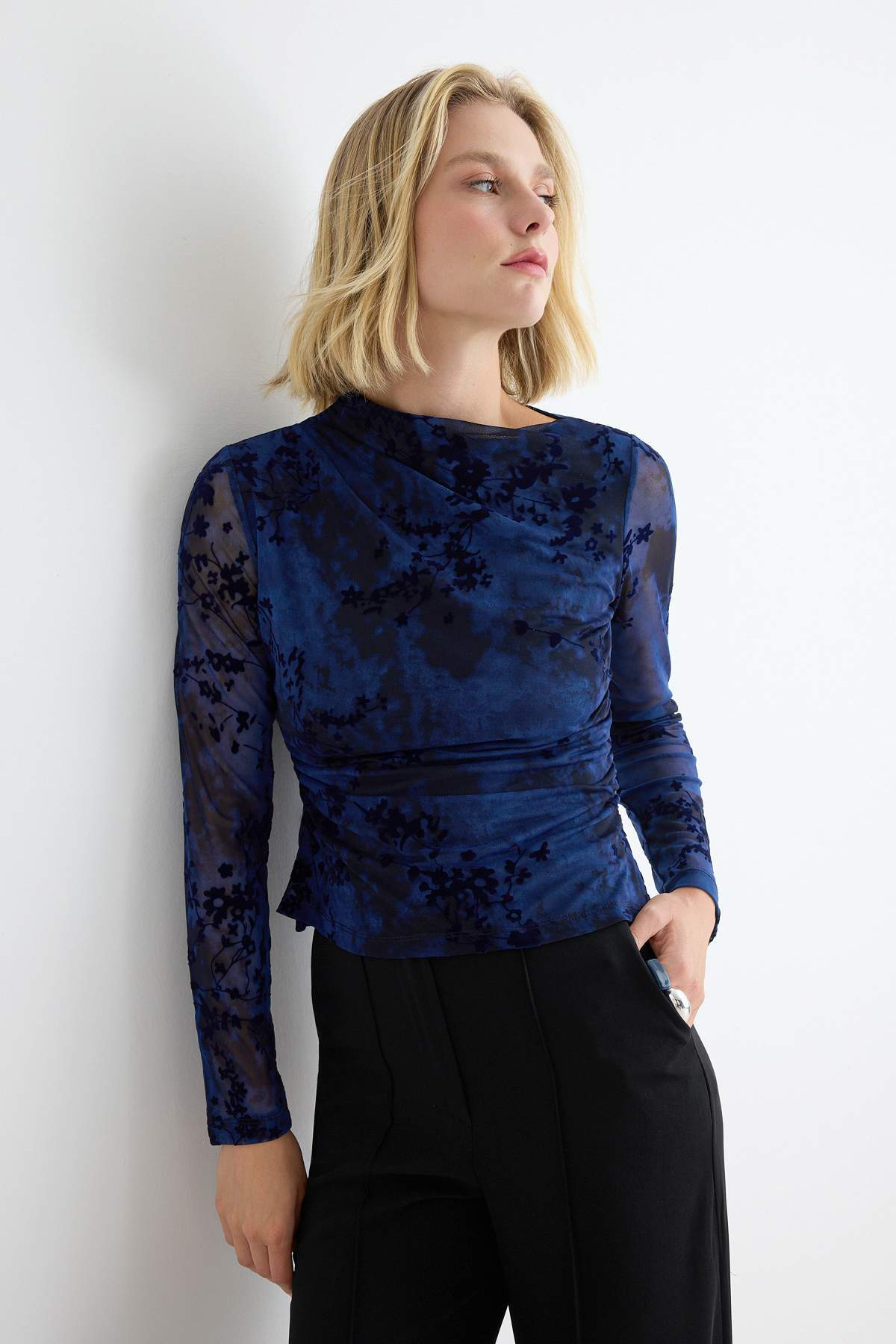 Trendyolmilla Lacivert Çiçekli Fitted/Vücuda Oturan Büzgülü Dik Yaka Standart Kol Tül Örme Bluz TWOAW27BZ00074