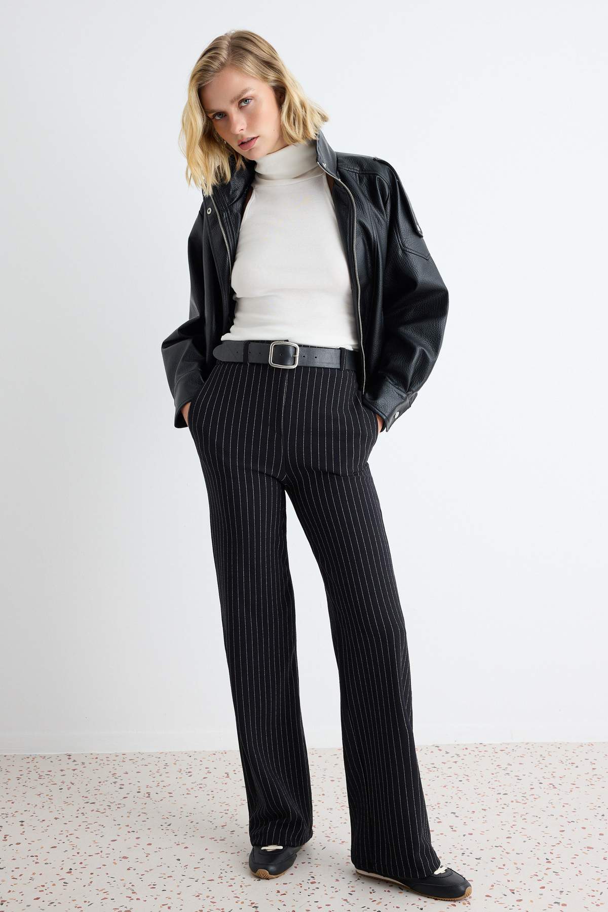 Trendyolmilla Siyah Düz Wide Leg Yüksek Bel Geniş Paça Regular Diagonel Örme Pantolon TWOAW27PL00004