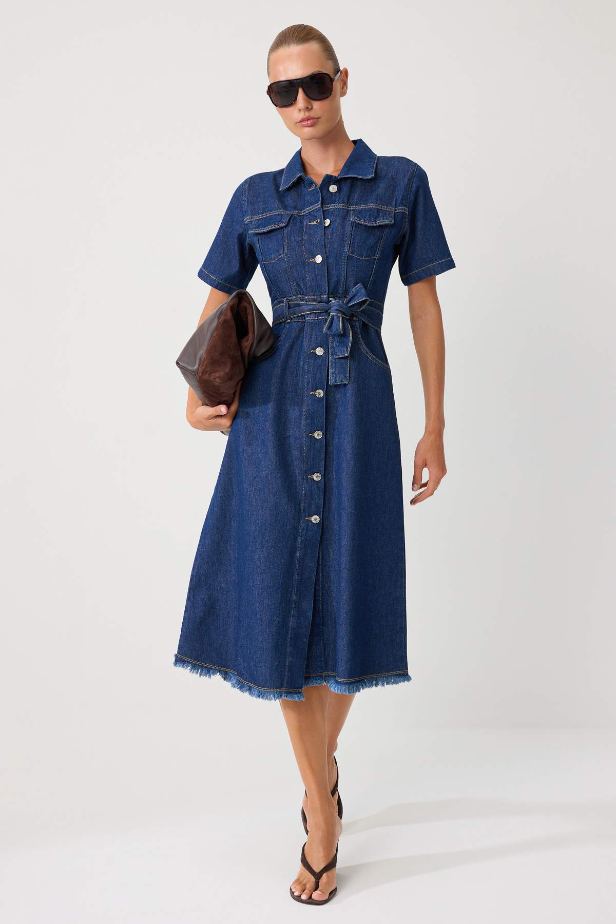 Trendyol Kollektion Dunkelblaues Maxi-Jeanskleid mit Quasten am Saum und Gürt...